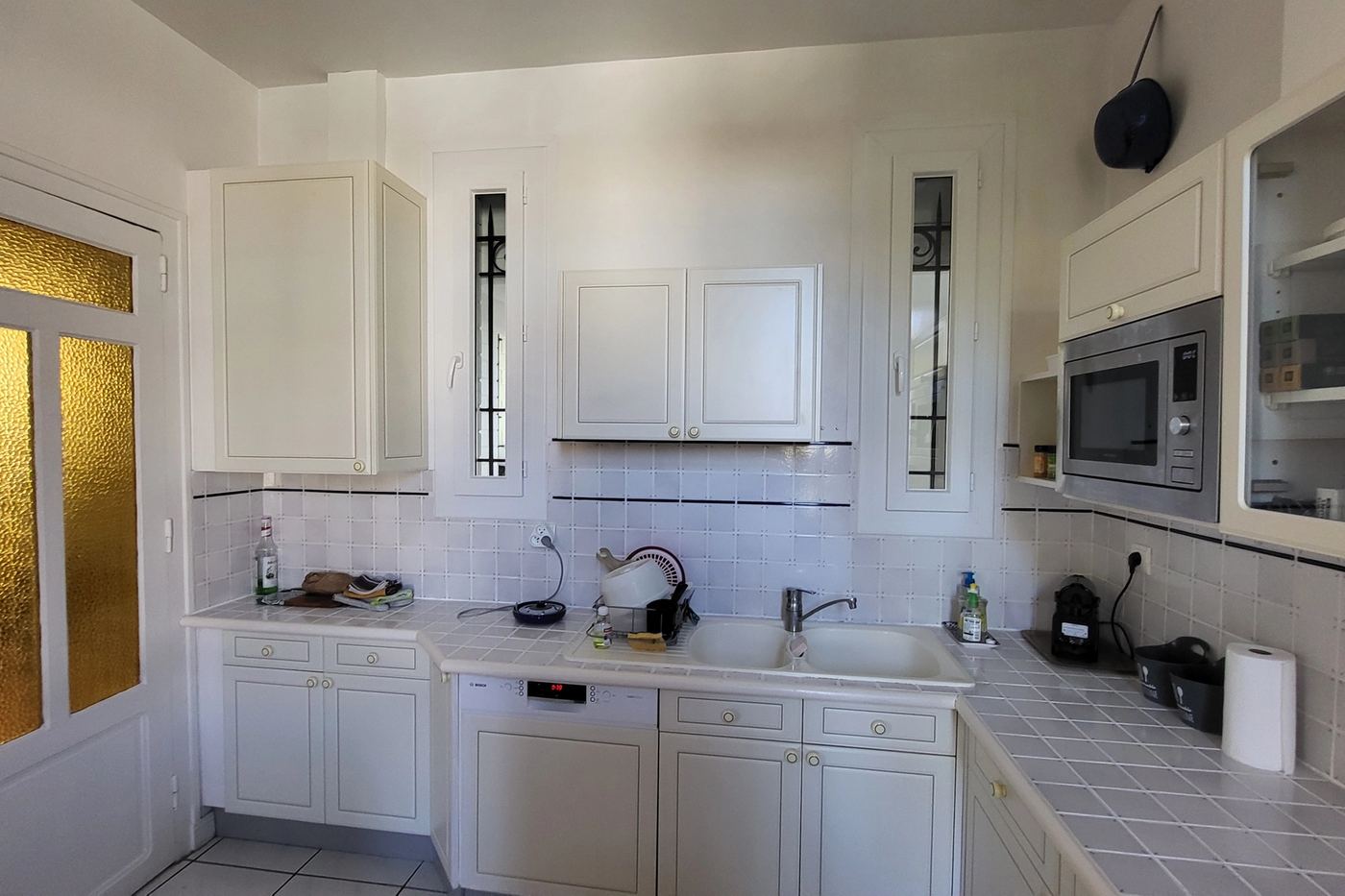 Avant : Rénovation d’une cuisine à Pessac avec rangements intégrés et claustra arrondi.