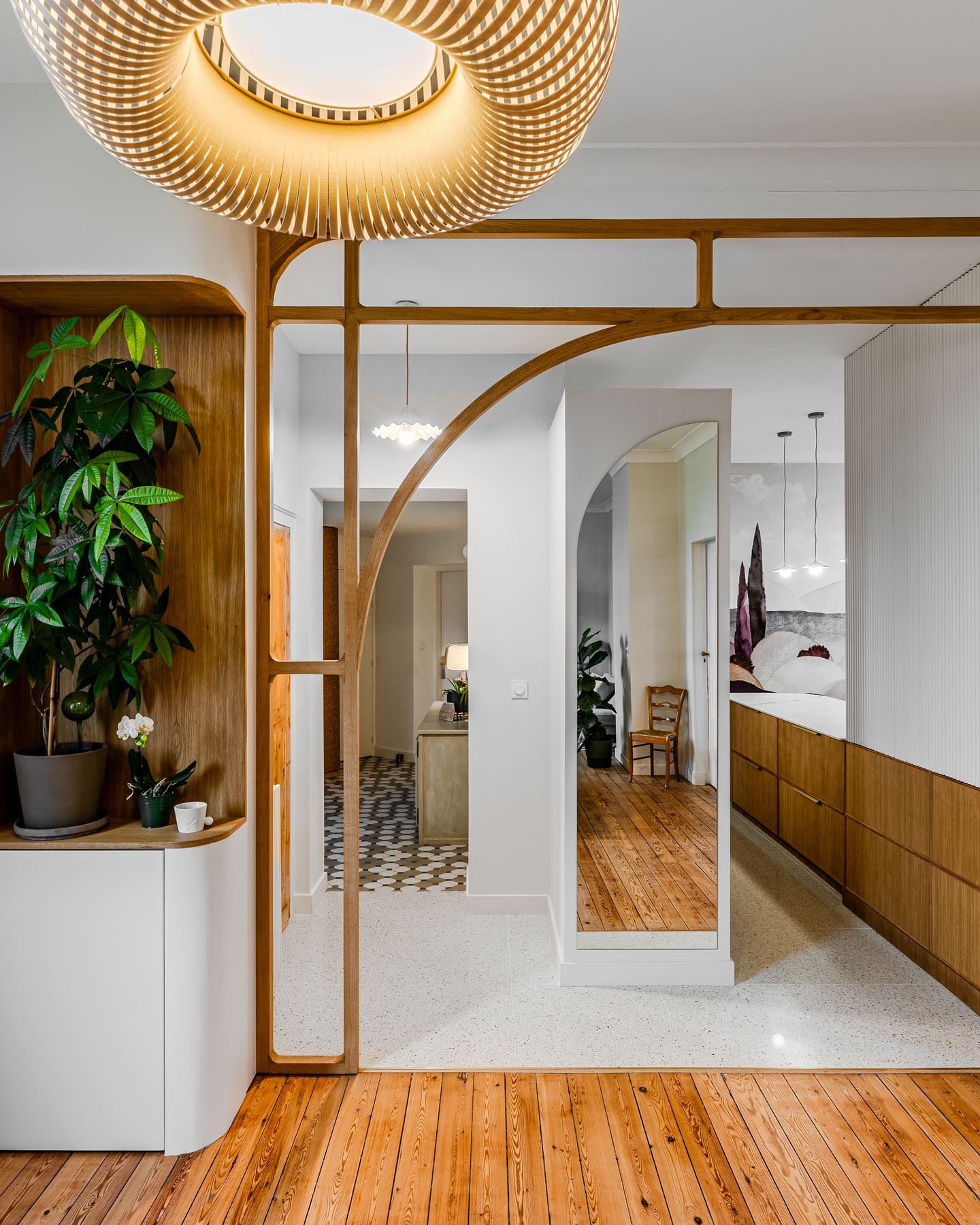 Rénovation d’une cuisine à Pessac avec rangements intégrés et claustra arrondi.