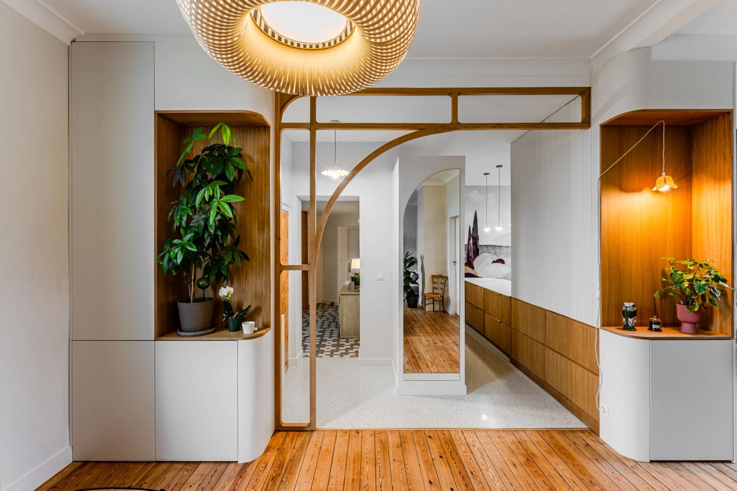 Rénovation d’une cuisine à Pessac avec rangements intégrés et claustra arrondi.