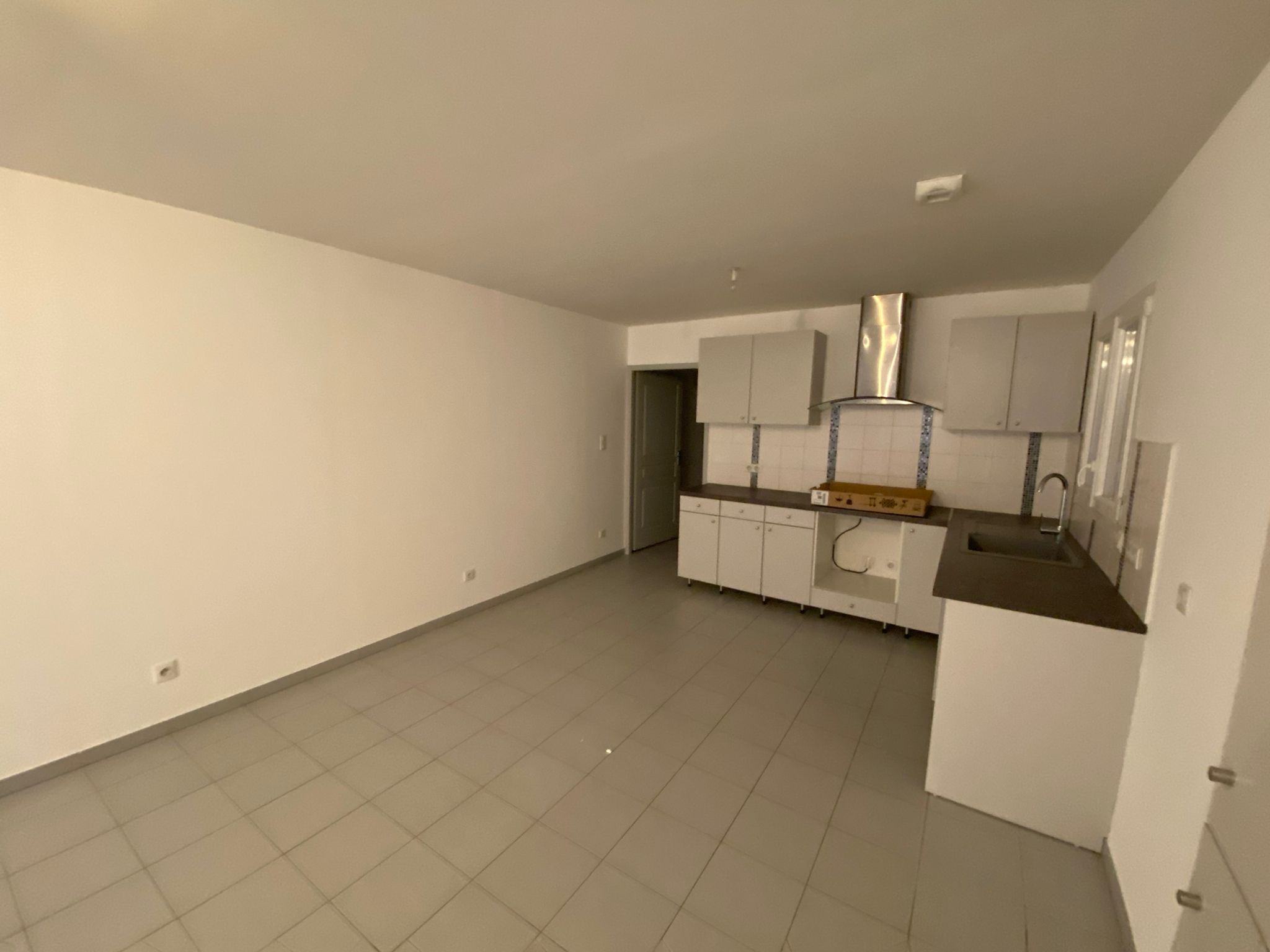 Avant : Aménagement et décoration intérieure d’un bureau de conseil.