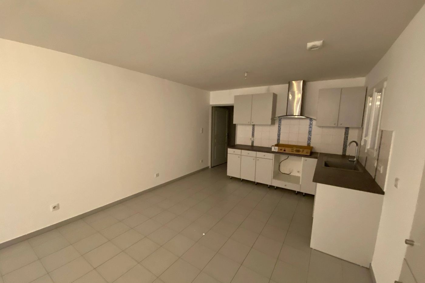 Avant : Aménagement et décoration intérieure d’un bureau de conseil.