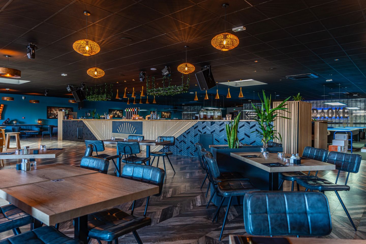 Décoration intérieure d’un restaurant-bar avec un aménagement convivial.