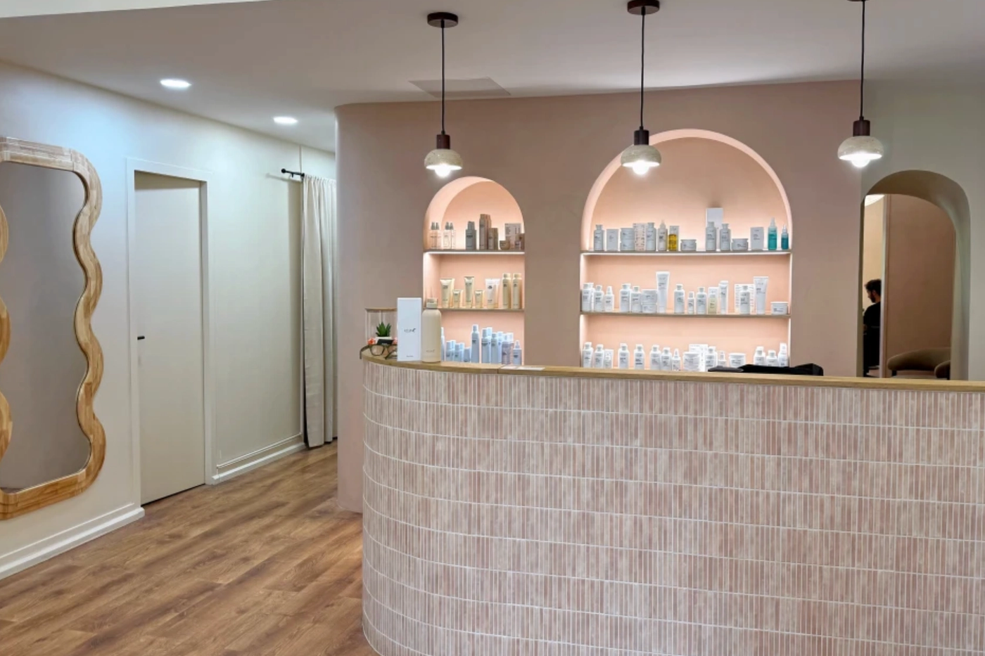 Après : Aménagement et décoration intérieure d’un salon de coiffure.