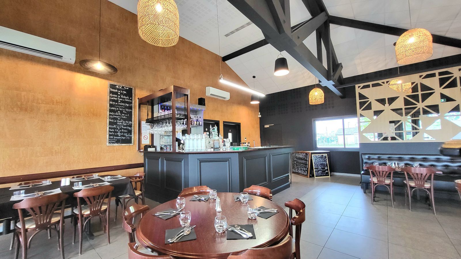 Aménagement intérieur et décoration d’un restaurant steakhouse américain.
