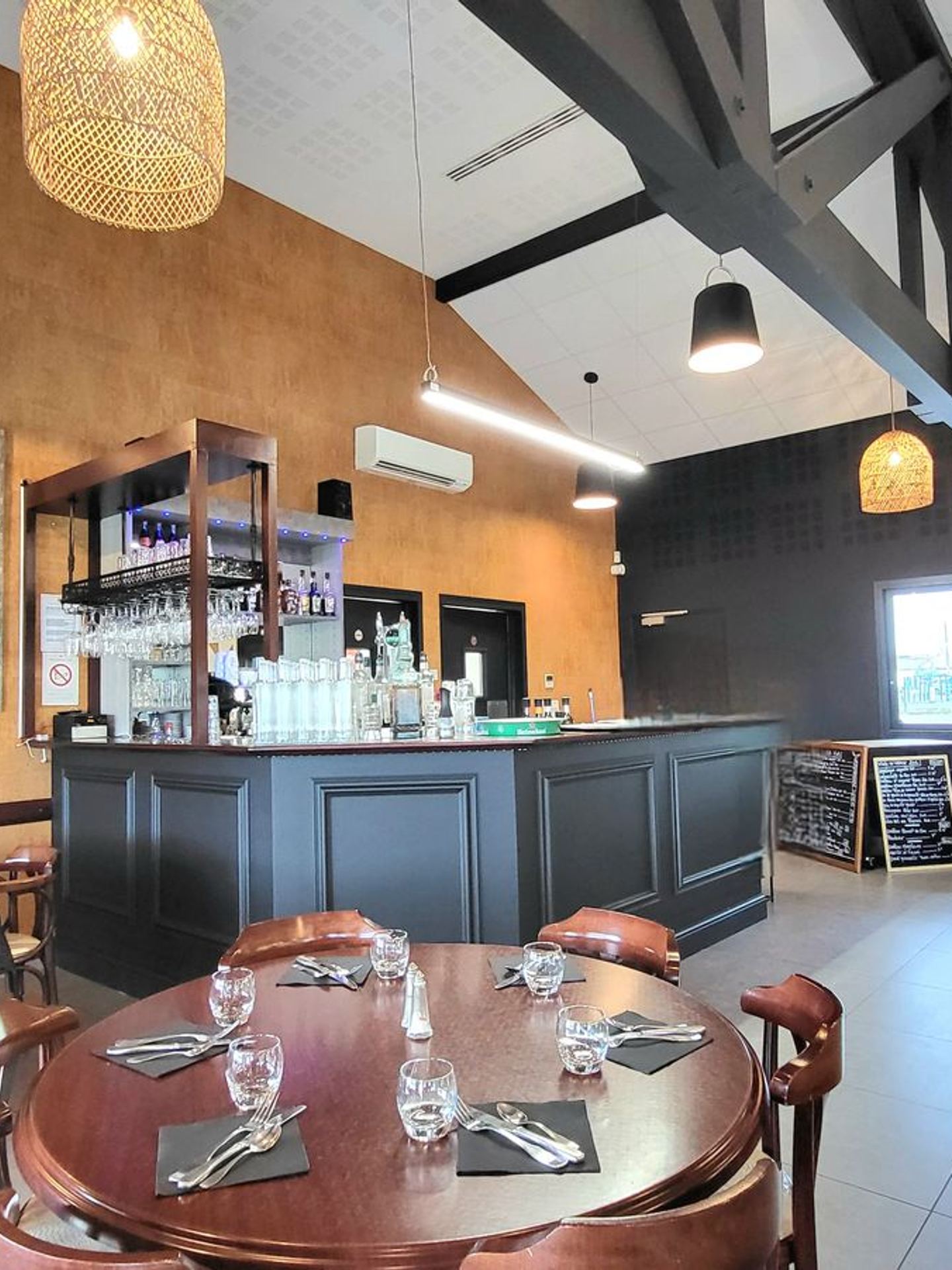 Aménagement intérieur et décoration d’un restaurant steakhouse américain.