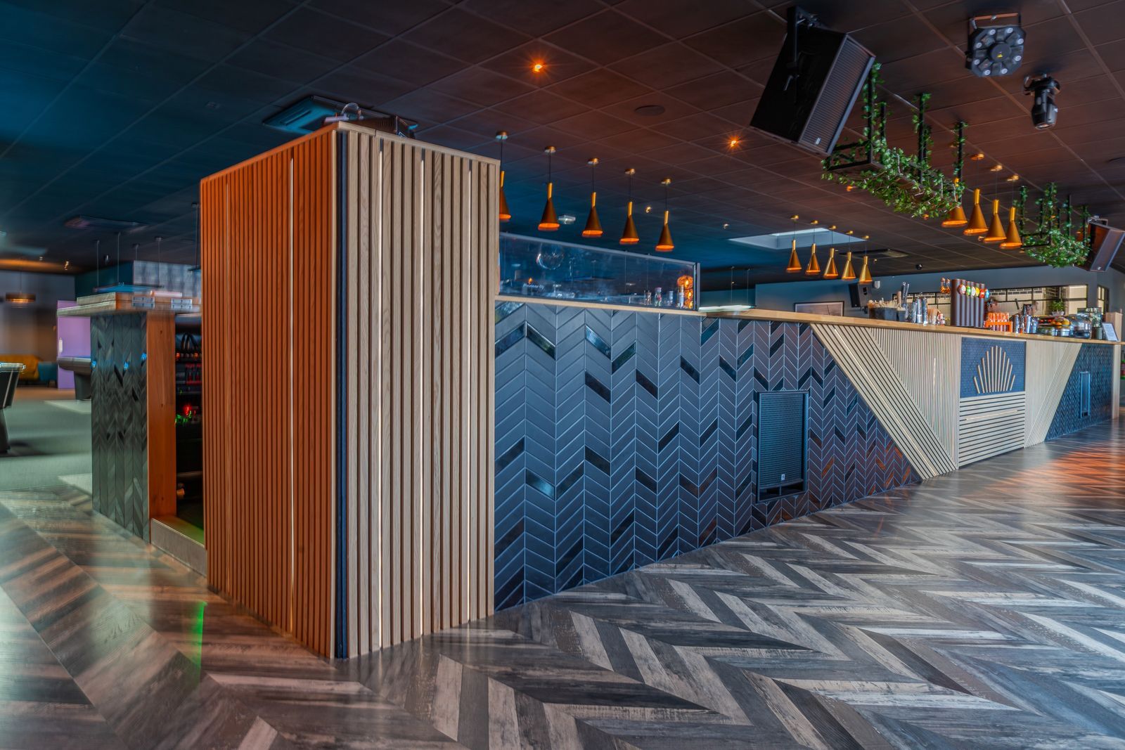 Décoration intérieure d’un restaurant-bar avec un aménagement convivial.