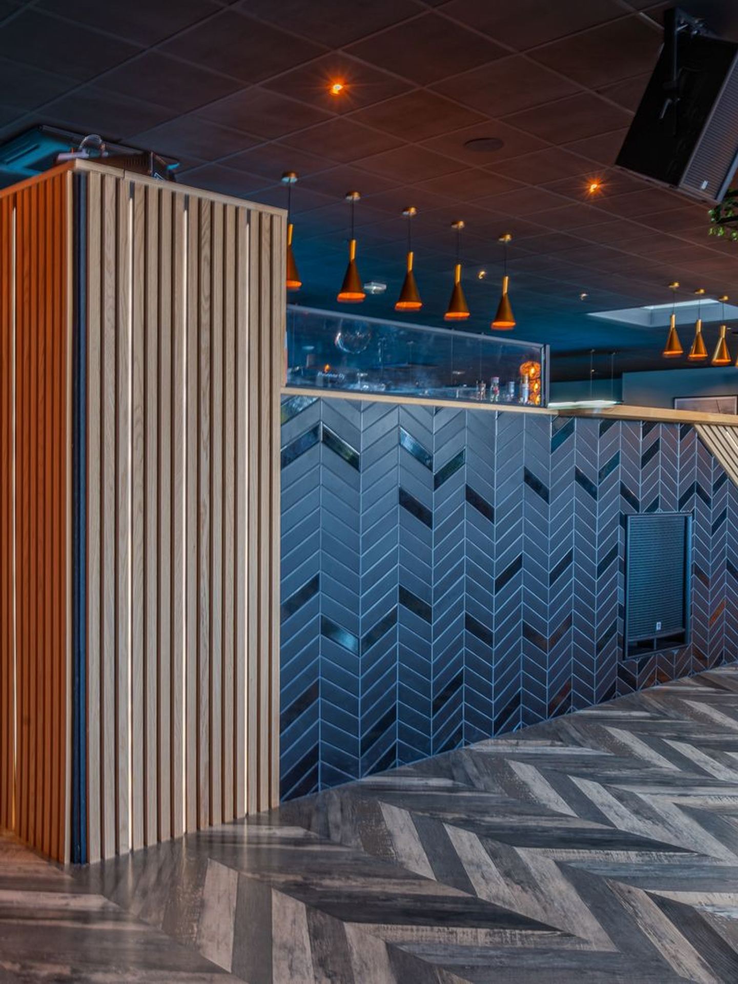 Décoration intérieure d’un restaurant-bar avec un aménagement convivial.