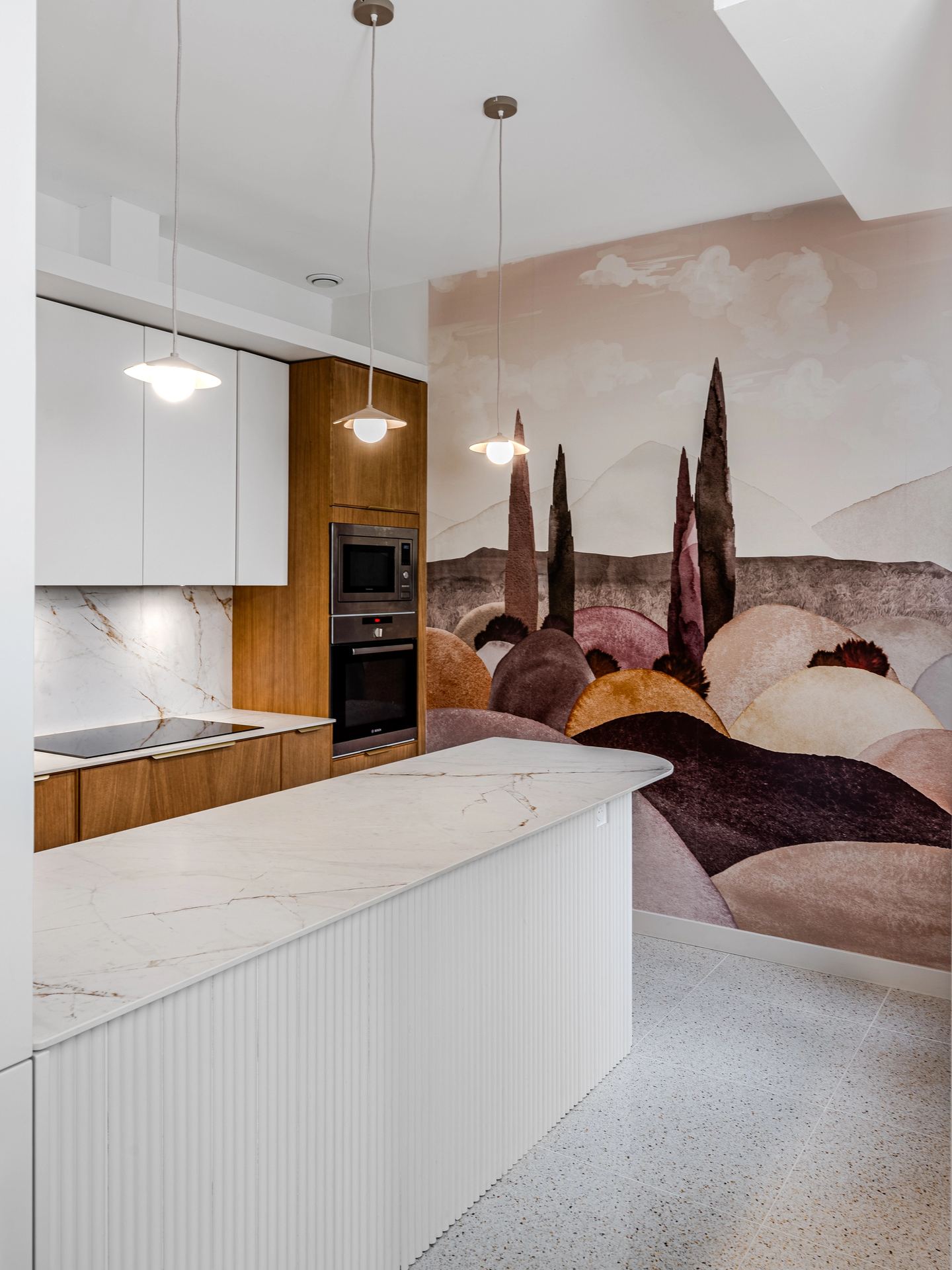 Rénovation d’une cuisine à Pessac avec rangements intégrés et claustra arrondi.