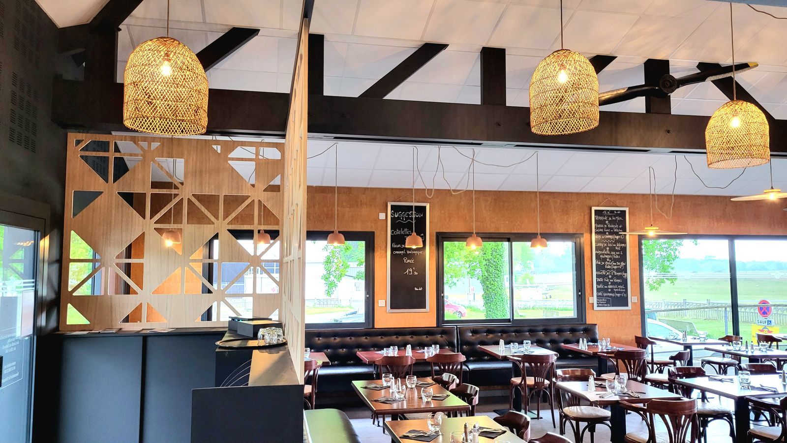 Aménagement intérieur et décoration d’un restaurant steakhouse américain.