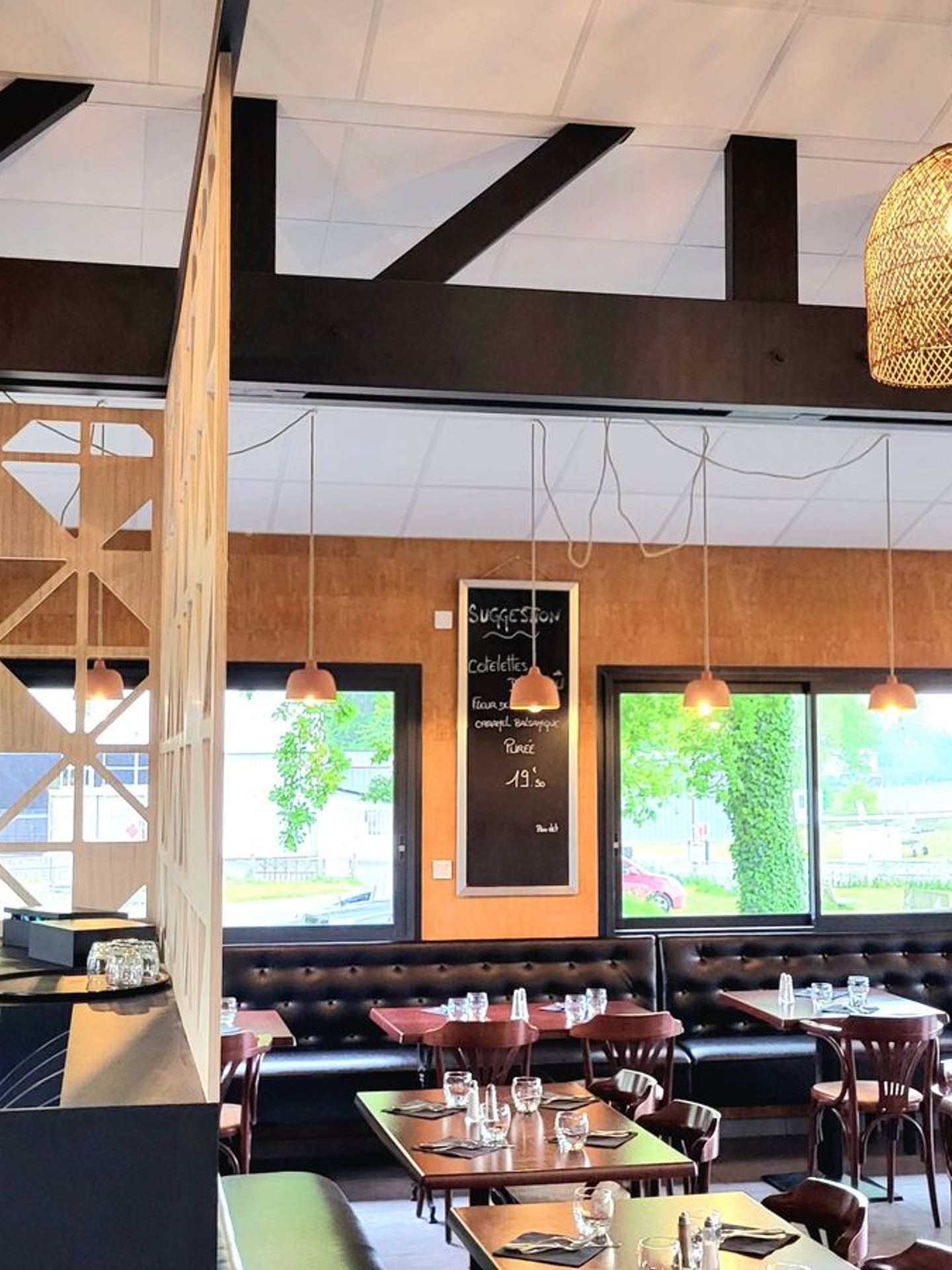 Aménagement intérieur et décoration d’un restaurant steakhouse américain.