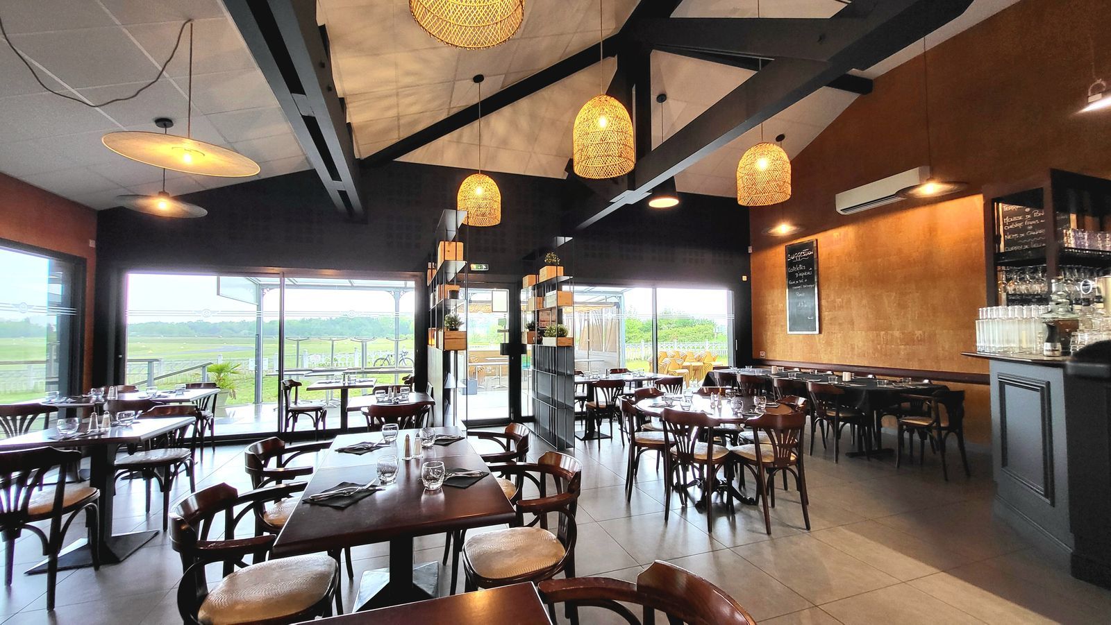Aménagement intérieur et décoration d’un restaurant steakhouse américain.