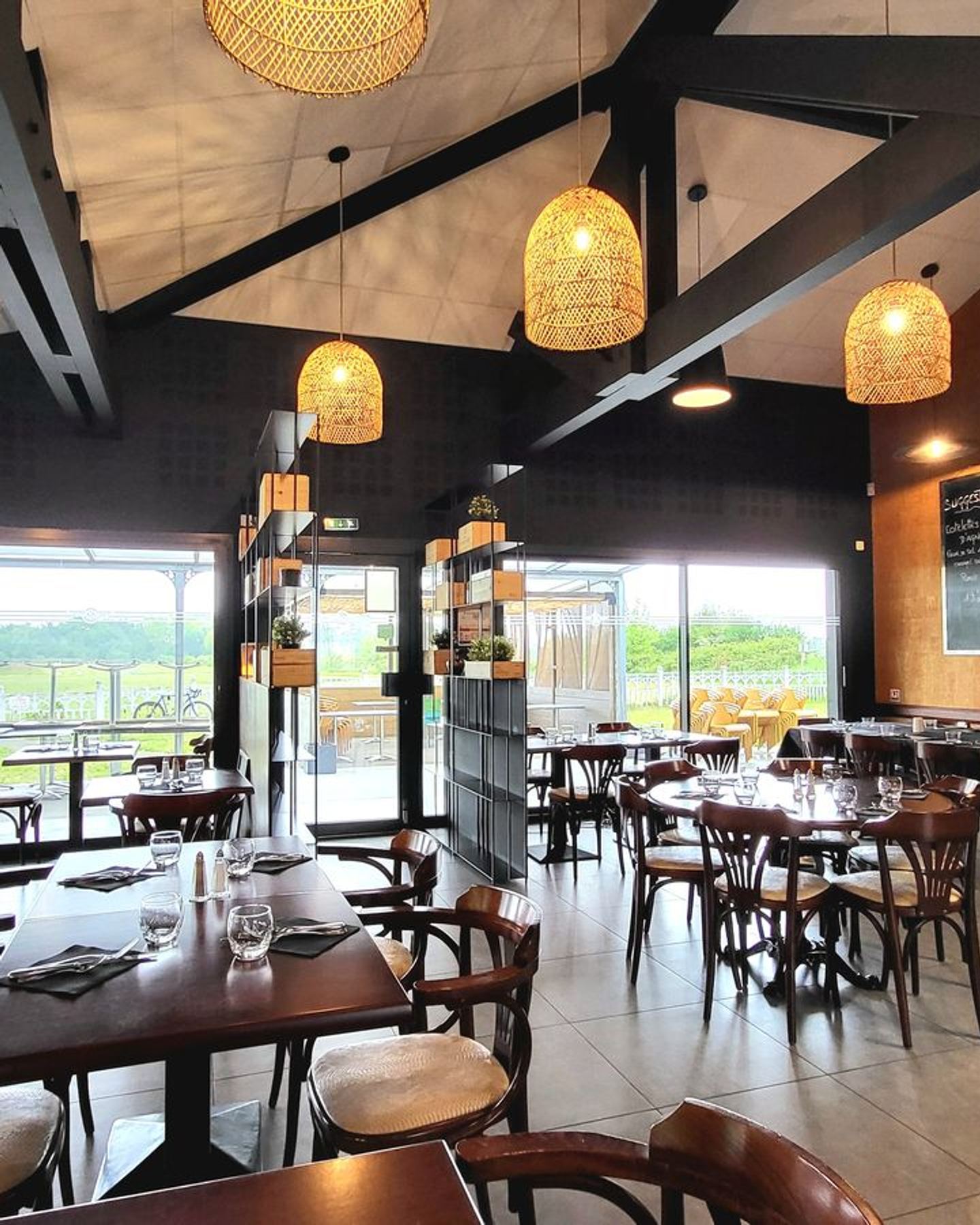 Aménagement intérieur et décoration d’un restaurant steakhouse américain.