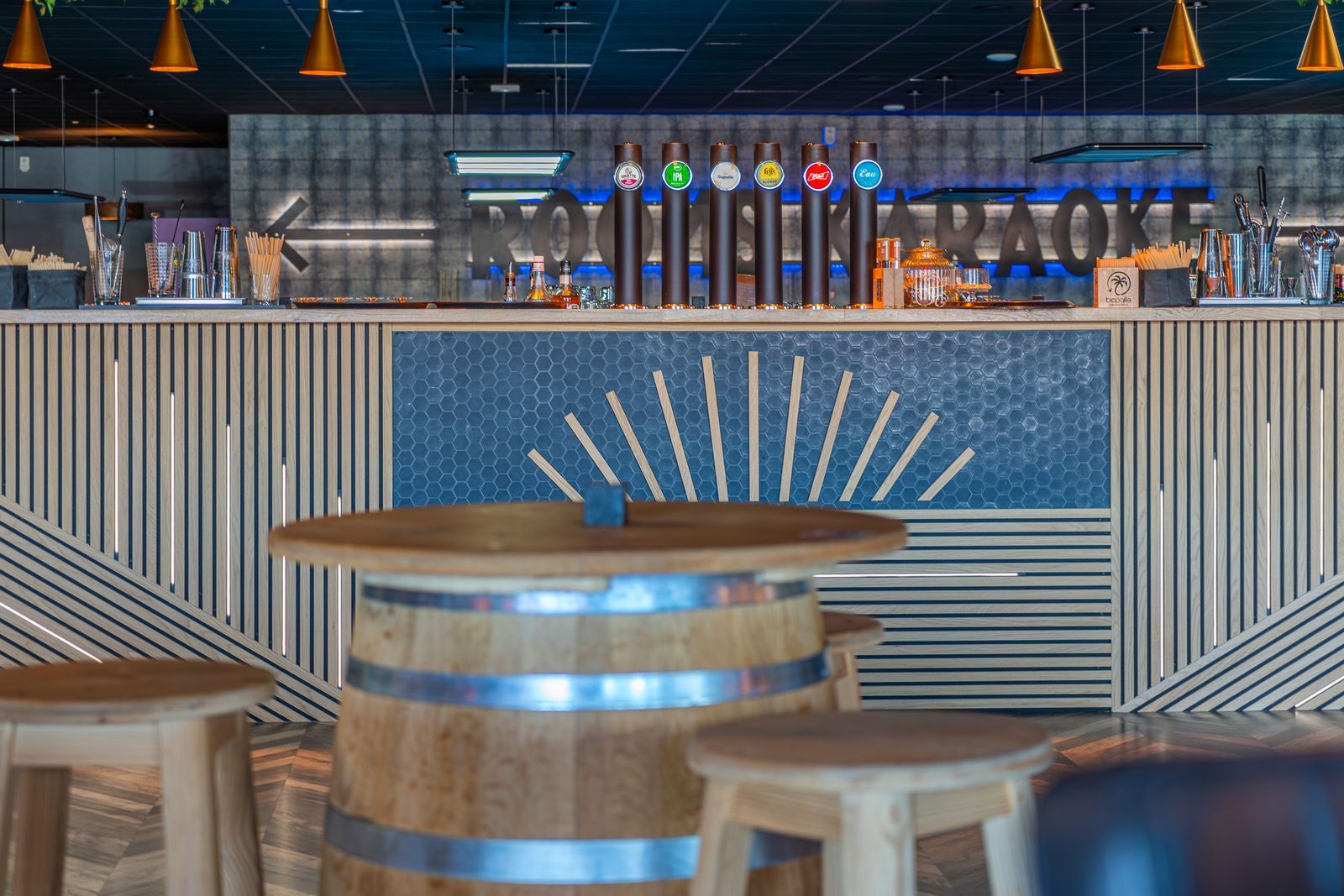 Décoration intérieure d’un restaurant-bar avec un aménagement convivial.