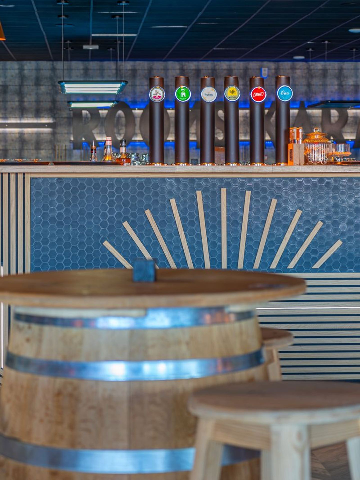 Décoration intérieure d’un restaurant-bar avec un aménagement convivial.