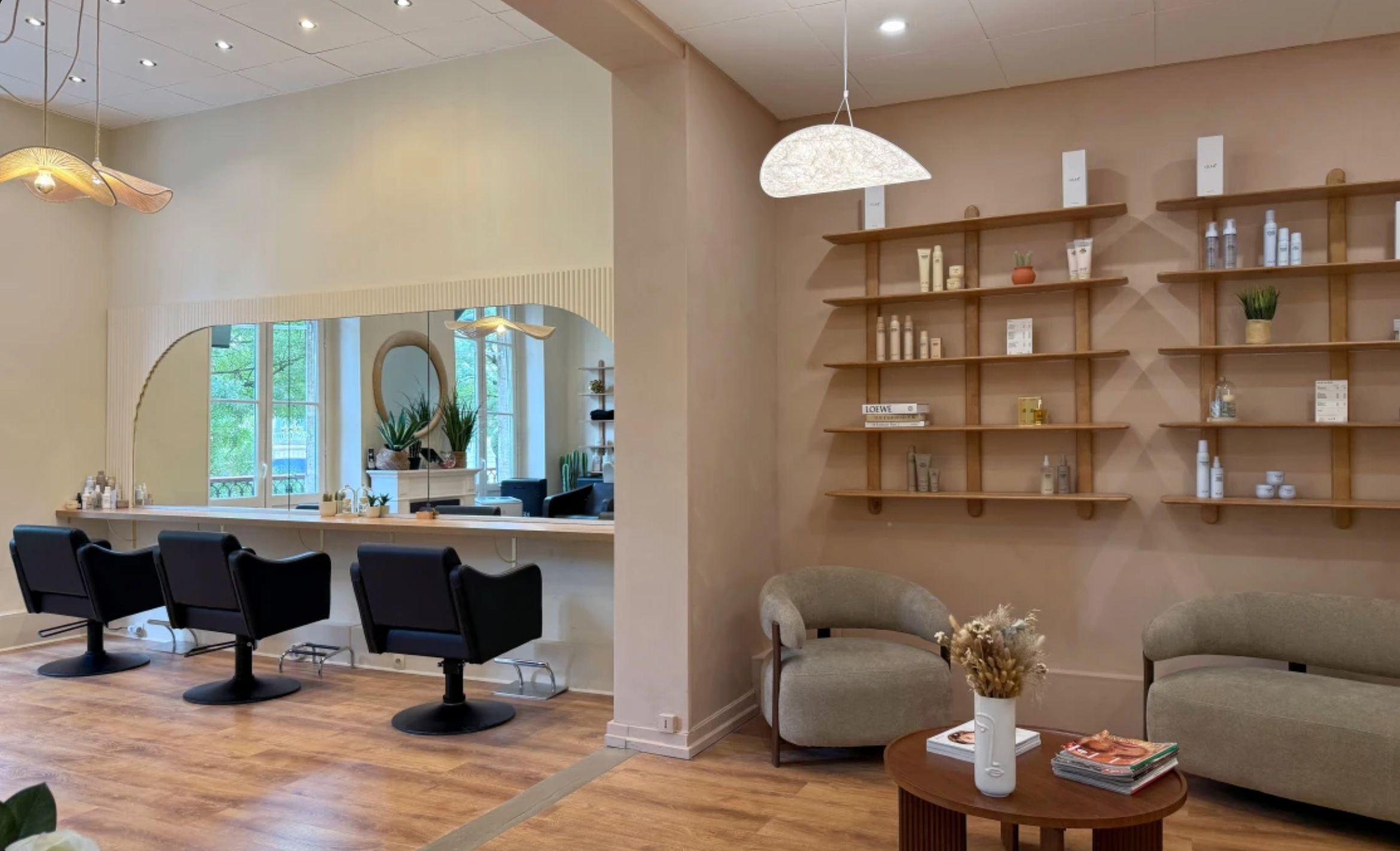 Après : Aménagement et décoration intérieure d’un salon de coiffure.