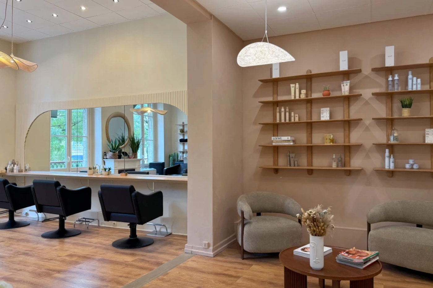 Après : Aménagement et décoration intérieure d’un salon de coiffure.