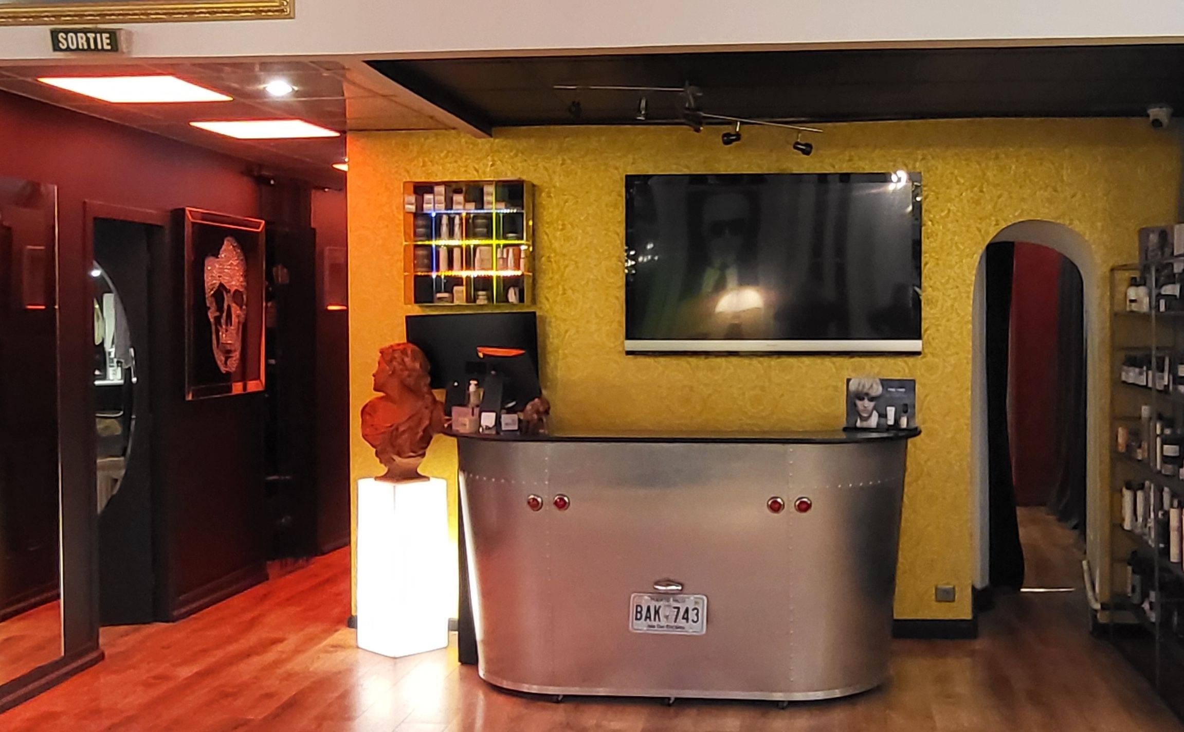 Avant : Aménagement et décoration intérieure d’un salon de coiffure.