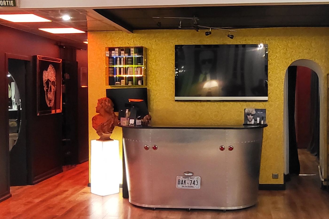 Avant : Aménagement et décoration intérieure d’un salon de coiffure.
