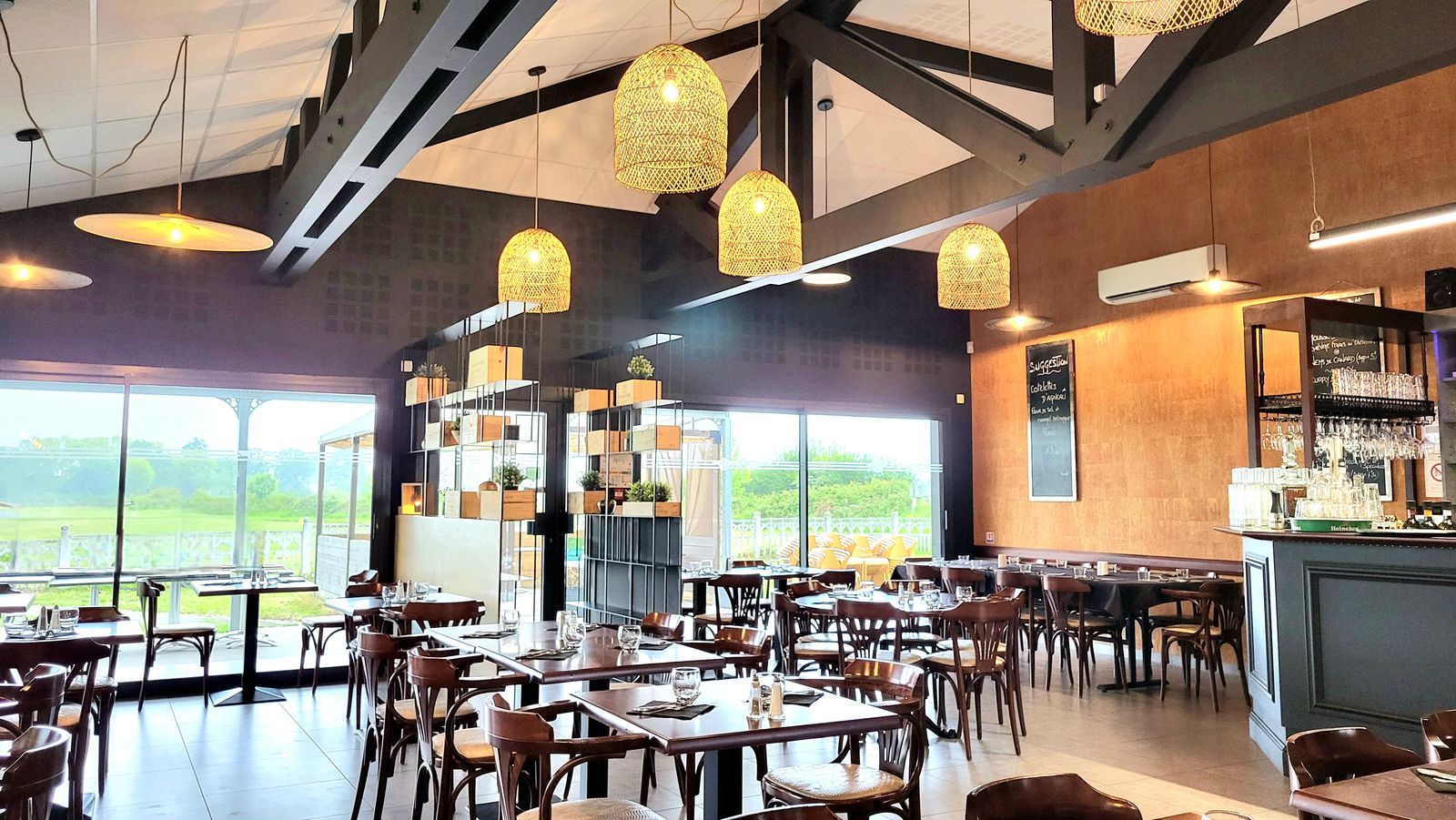 Aménagement intérieur et décoration d’un restaurant steakhouse américain.
