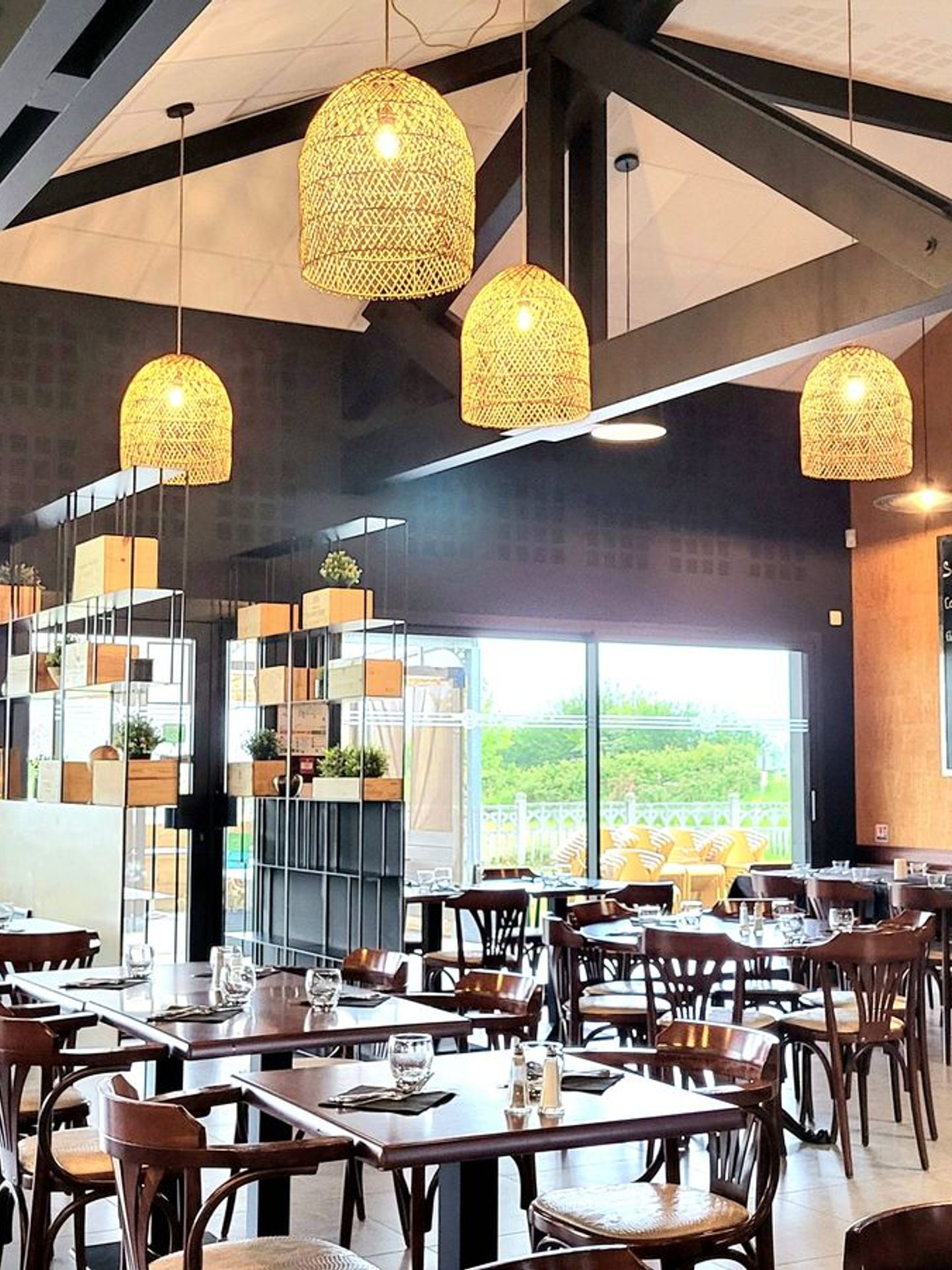 Aménagement intérieur et décoration d’un restaurant steakhouse américain.