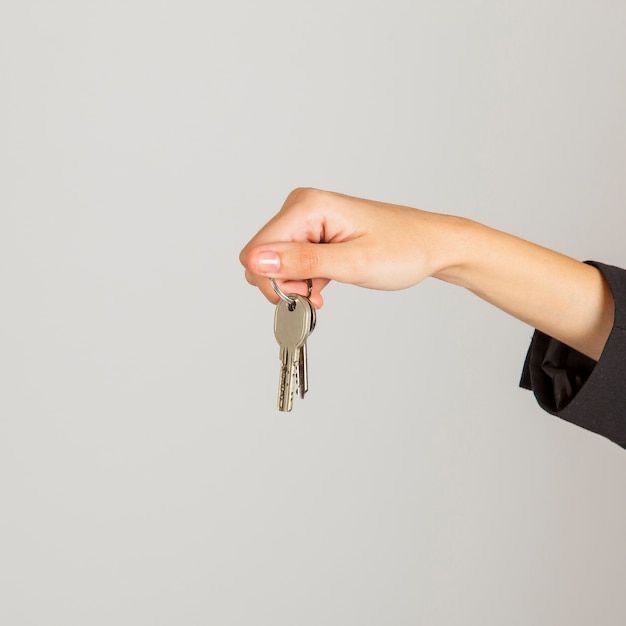 Remise des clés d’une maison achetée à Bordeaux avec l’accompagnement d’une chasseuse en immobilier