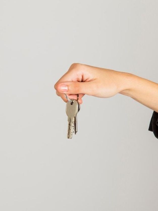 Remise des clés d’une maison achetée à Bordeaux avec l’accompagnement d’une chasseuse en immobilier