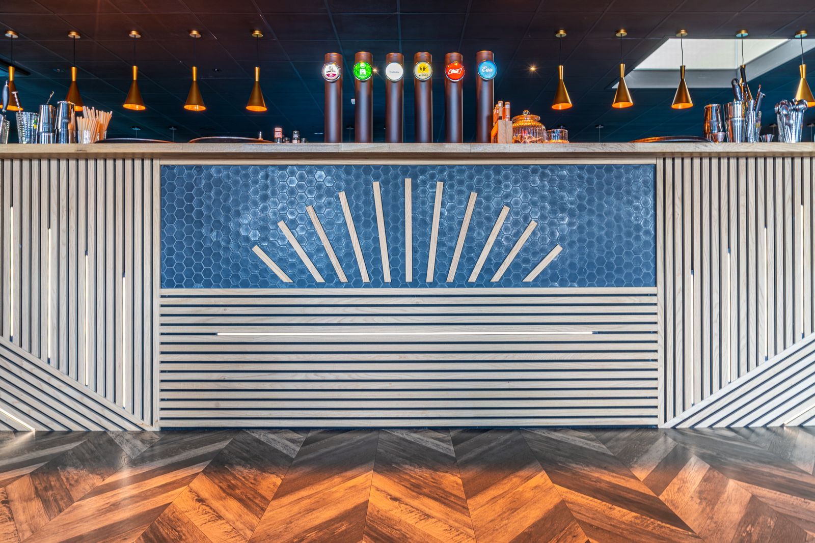 Décoration intérieure d’un restaurant-bar avec un aménagement convivial.