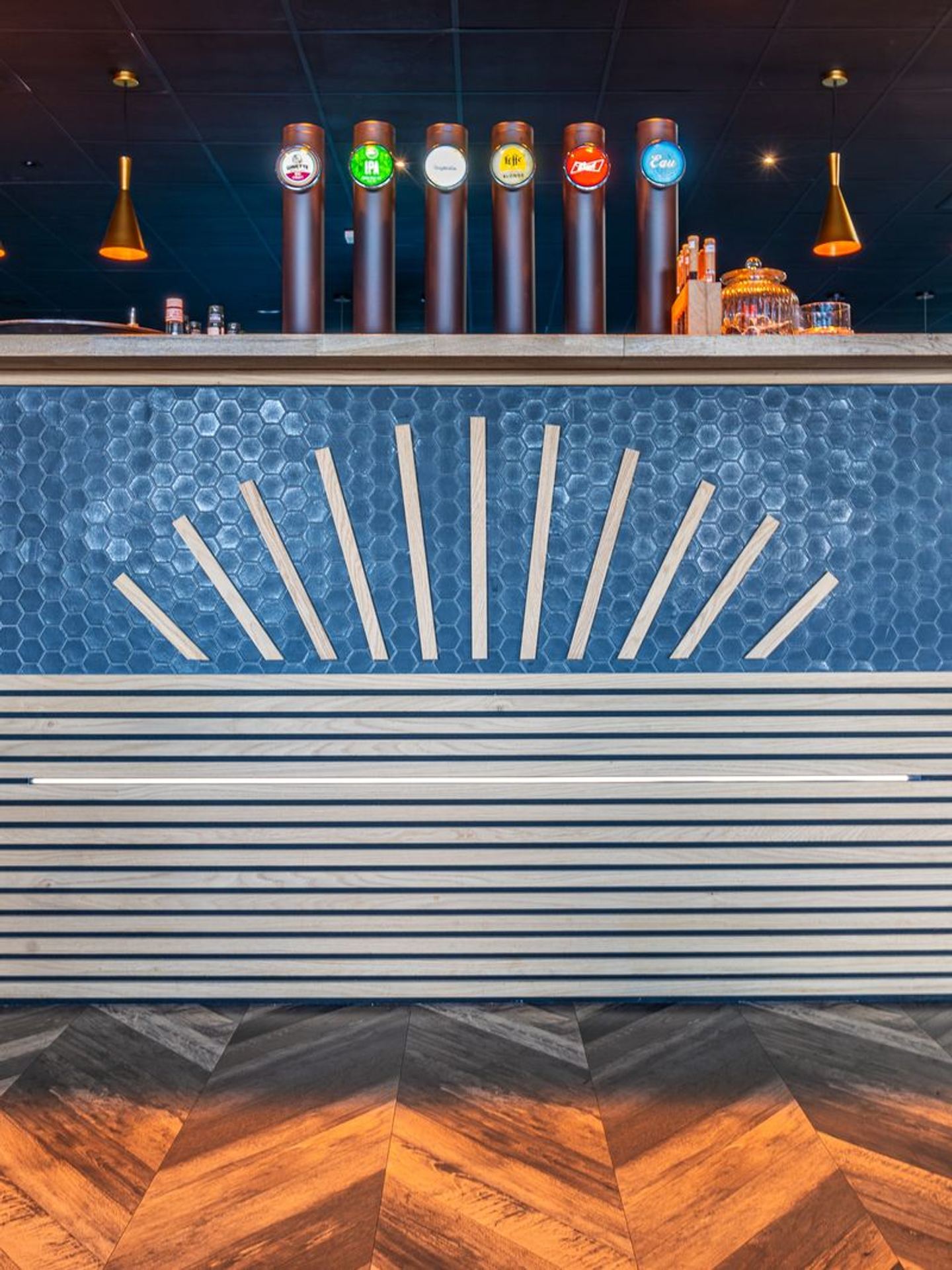 Décoration intérieure d’un restaurant-bar avec un aménagement convivial.