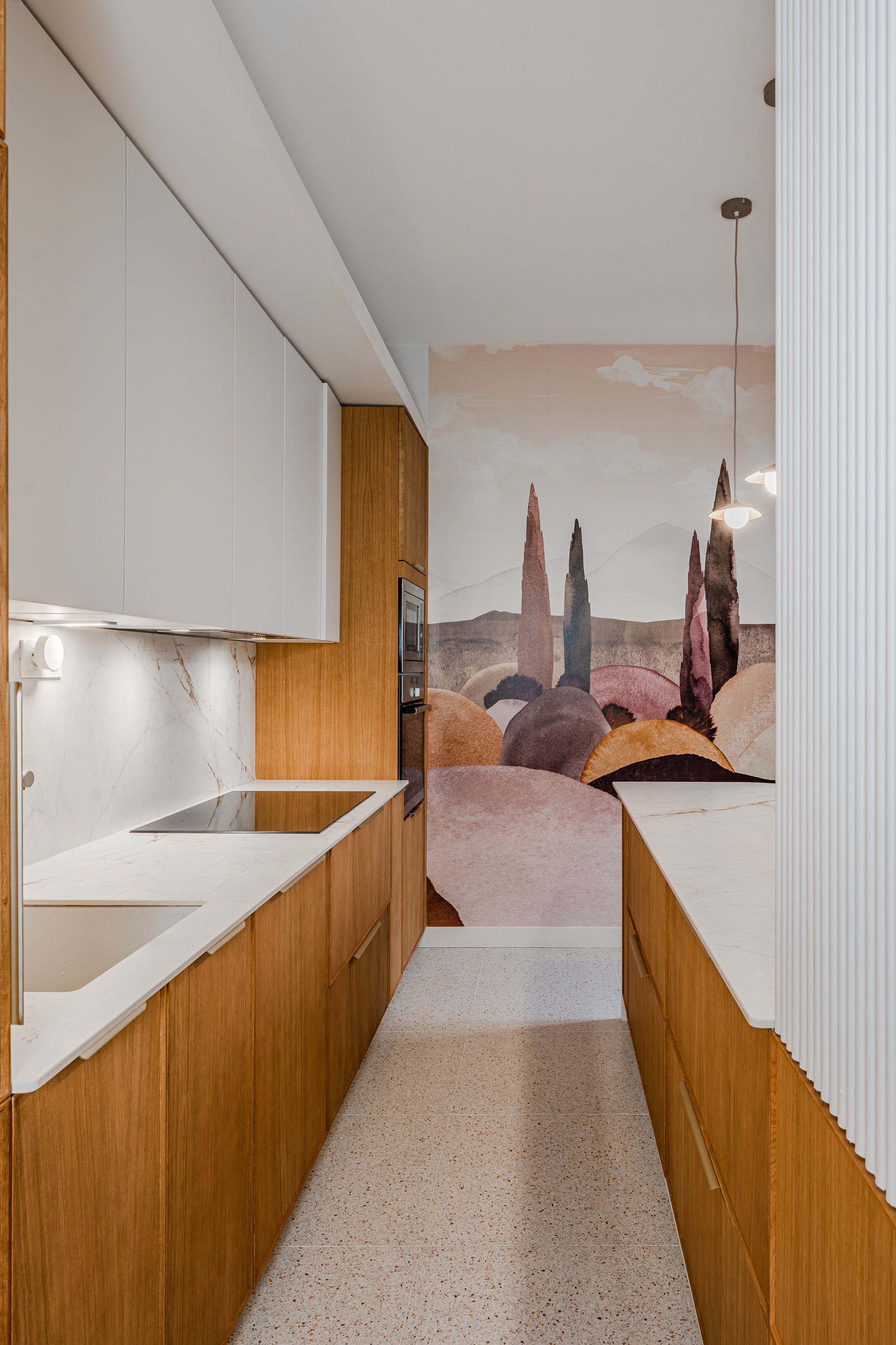 Rénovation d’une cuisine à Pessac avec rangements intégrés et claustra arrondi.