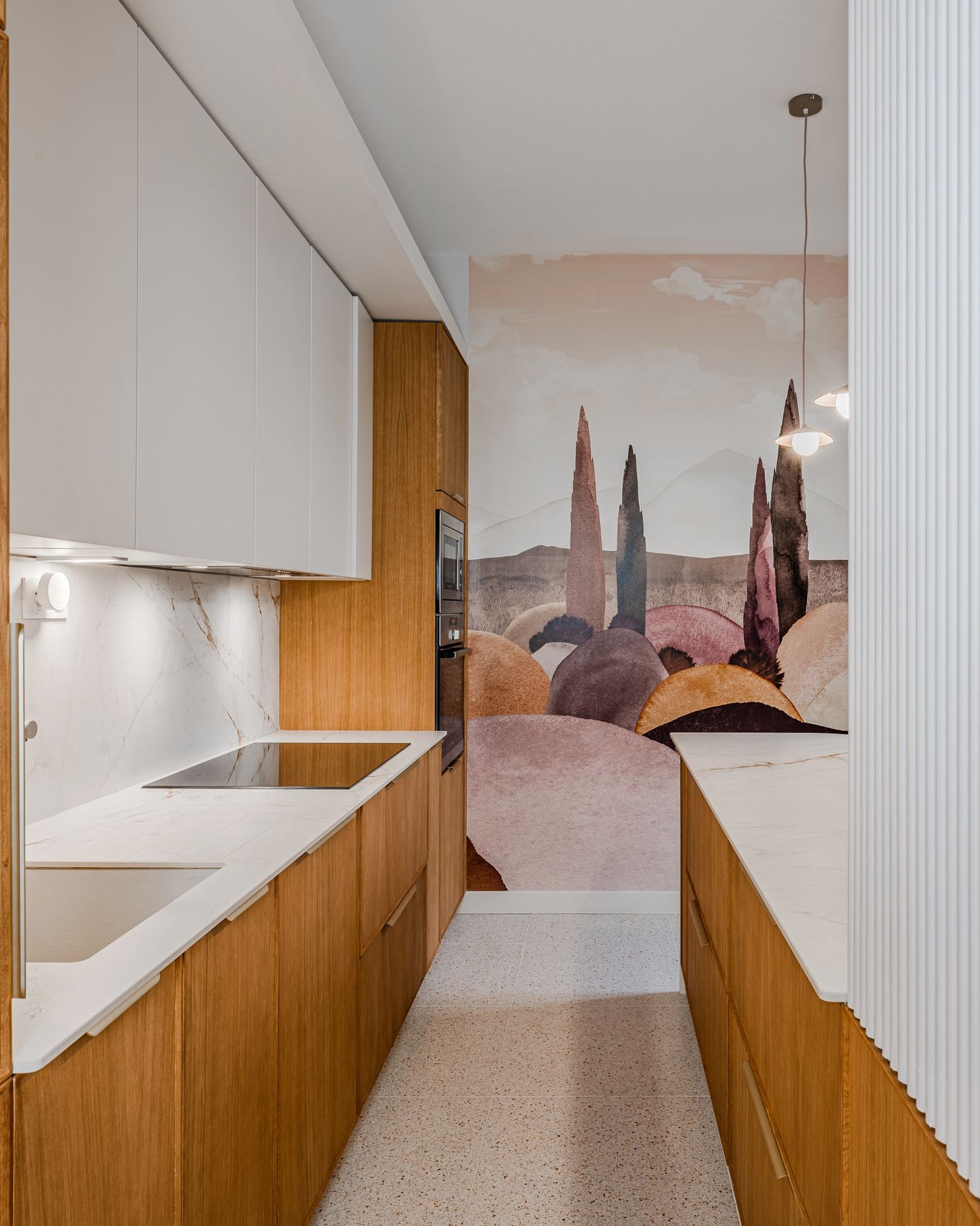 Rénovation d’une cuisine à Pessac avec rangements intégrés et claustra arrondi.