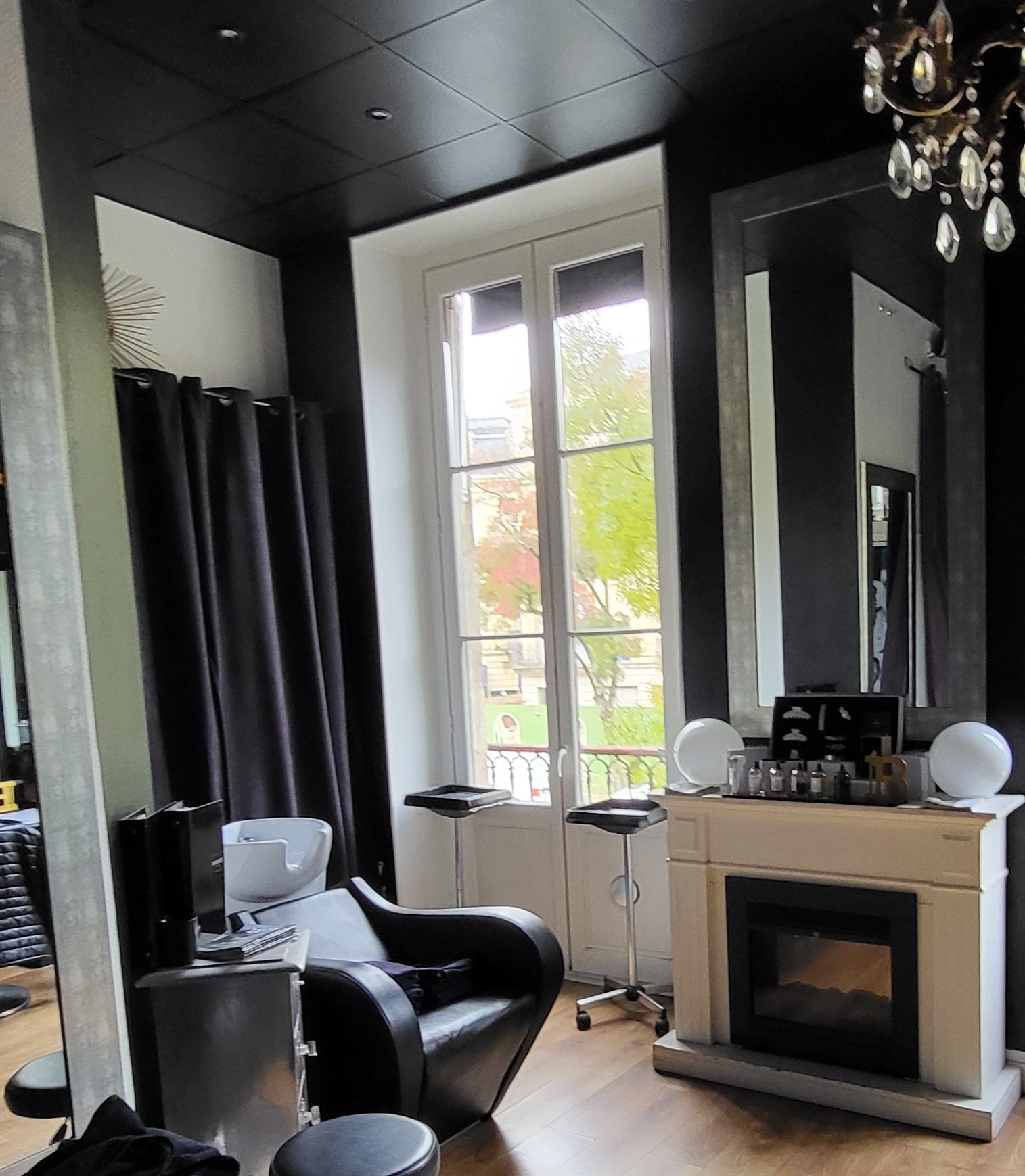 Avant : Aménagement et décoration intérieure d’un salon de coiffure.
