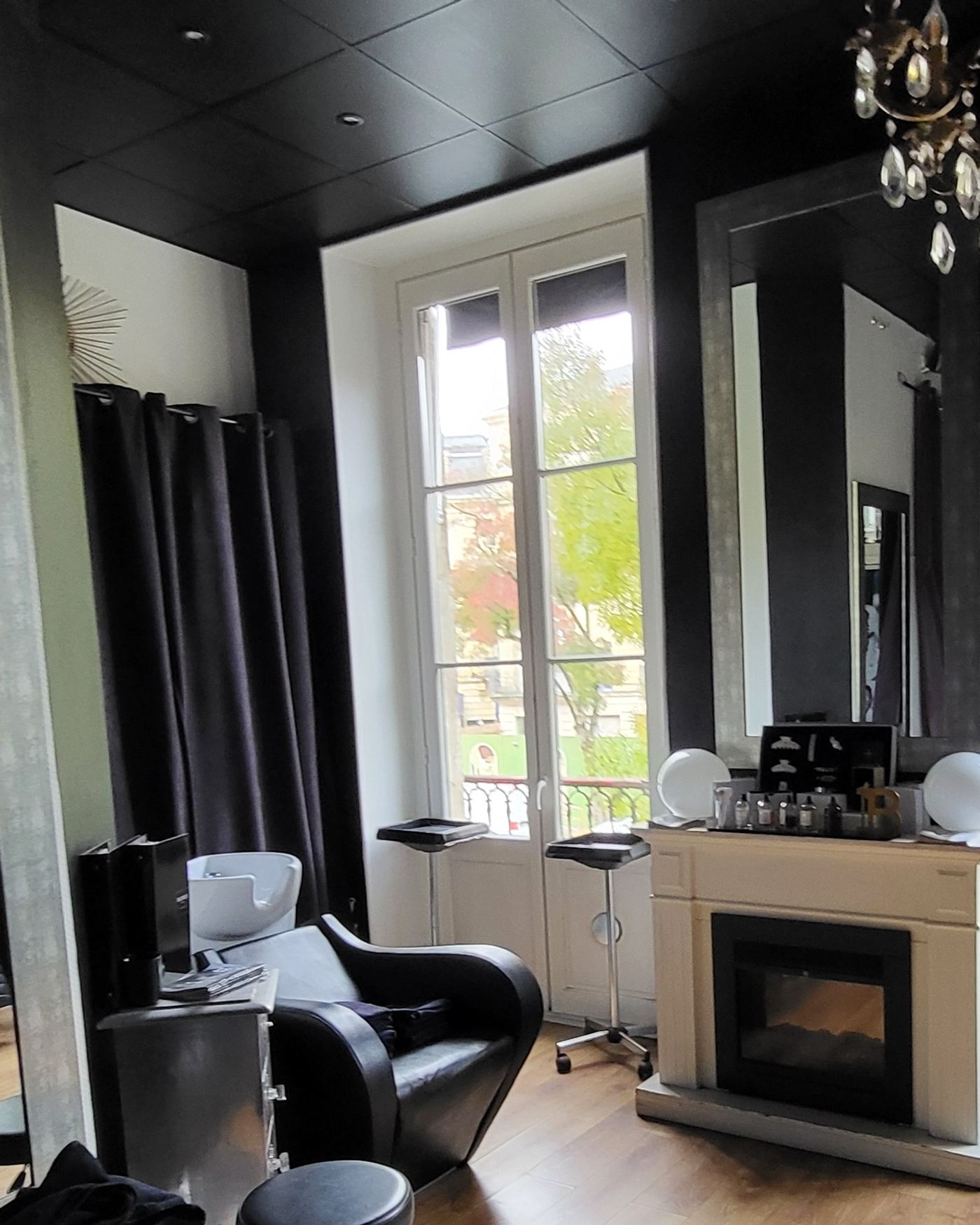 Avant : Aménagement et décoration intérieure d’un salon de coiffure.