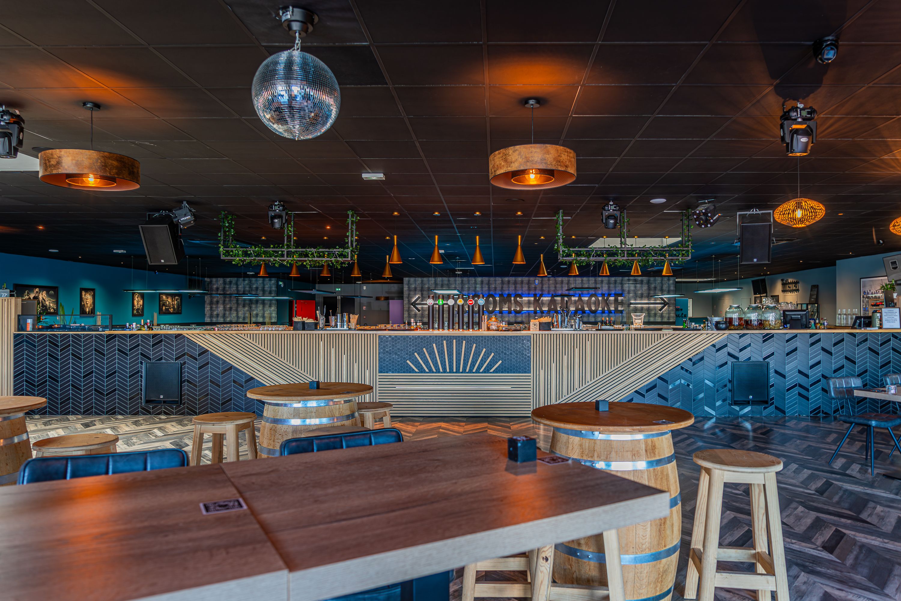 Décoration intérieure d’un restaurant-bar avec un aménagement convivial.
