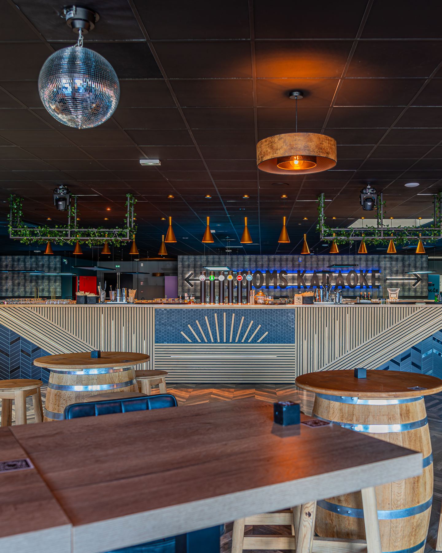 Décoration intérieure d’un restaurant-bar avec un aménagement convivial.