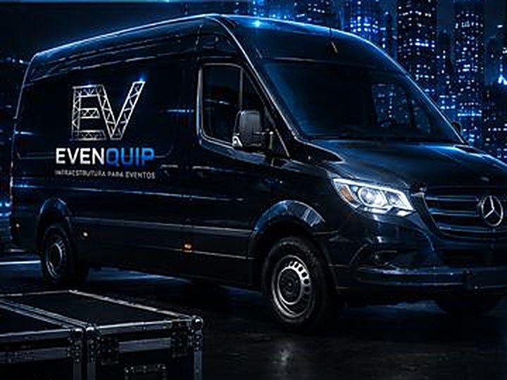 Van da EvenQuip estacionada diante da cidade à noite