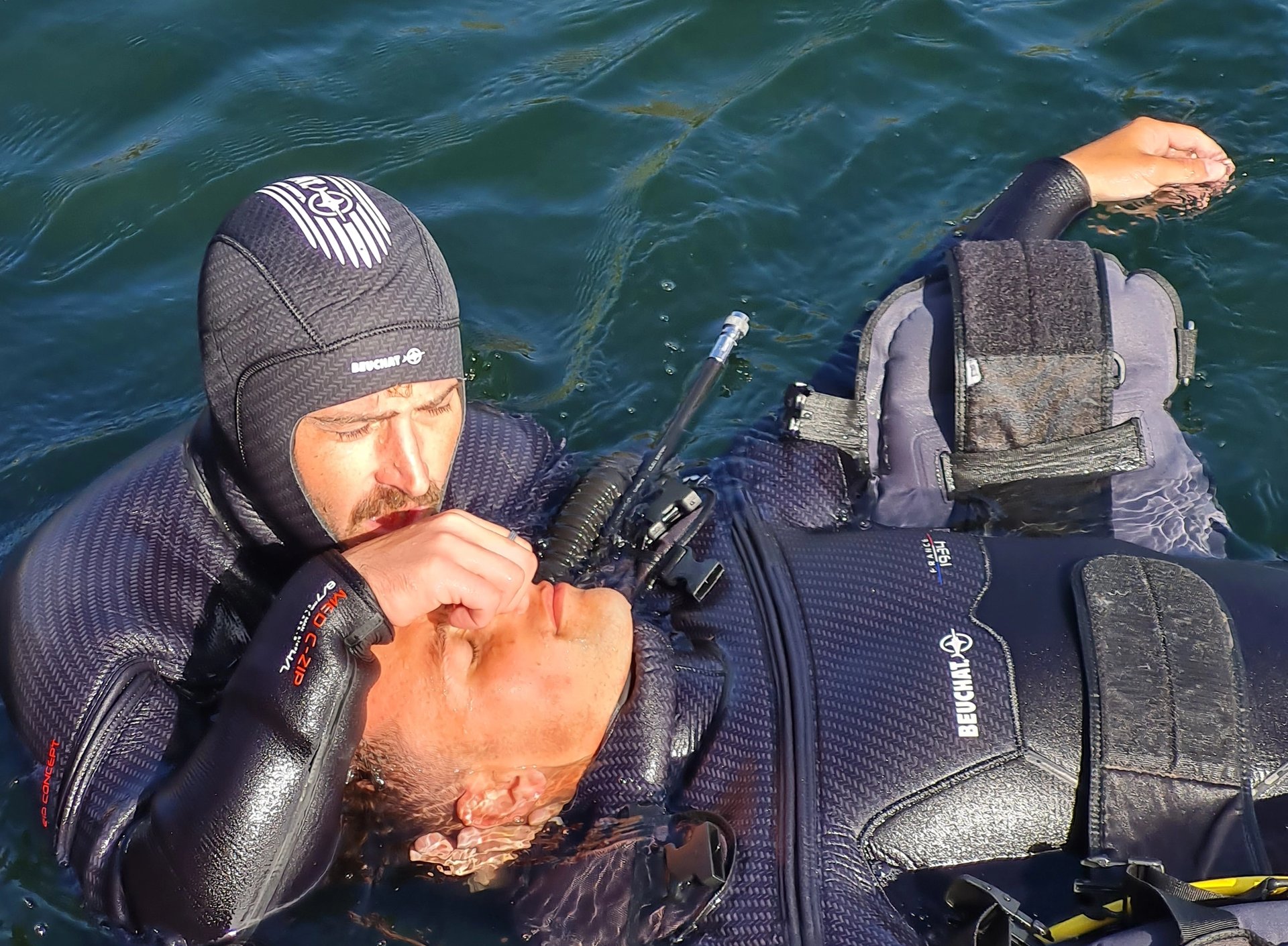 student diver practicing rescue skills