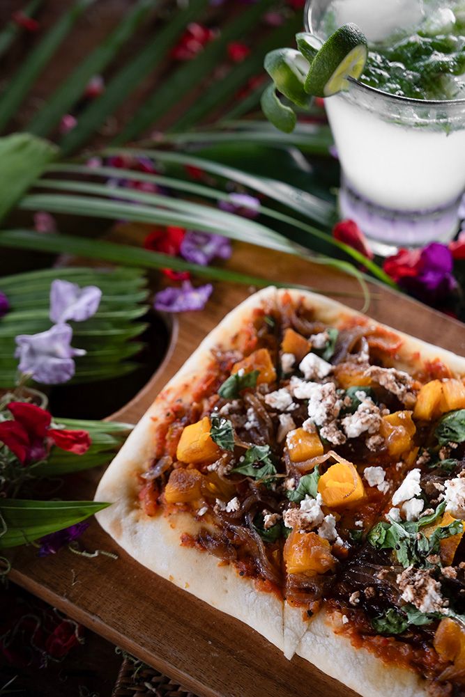 Pizza artisanale photographiée chaude et croustillante, mise en lumière pour éveiller l’appétit et valoriser le savoir-faire culinaire.