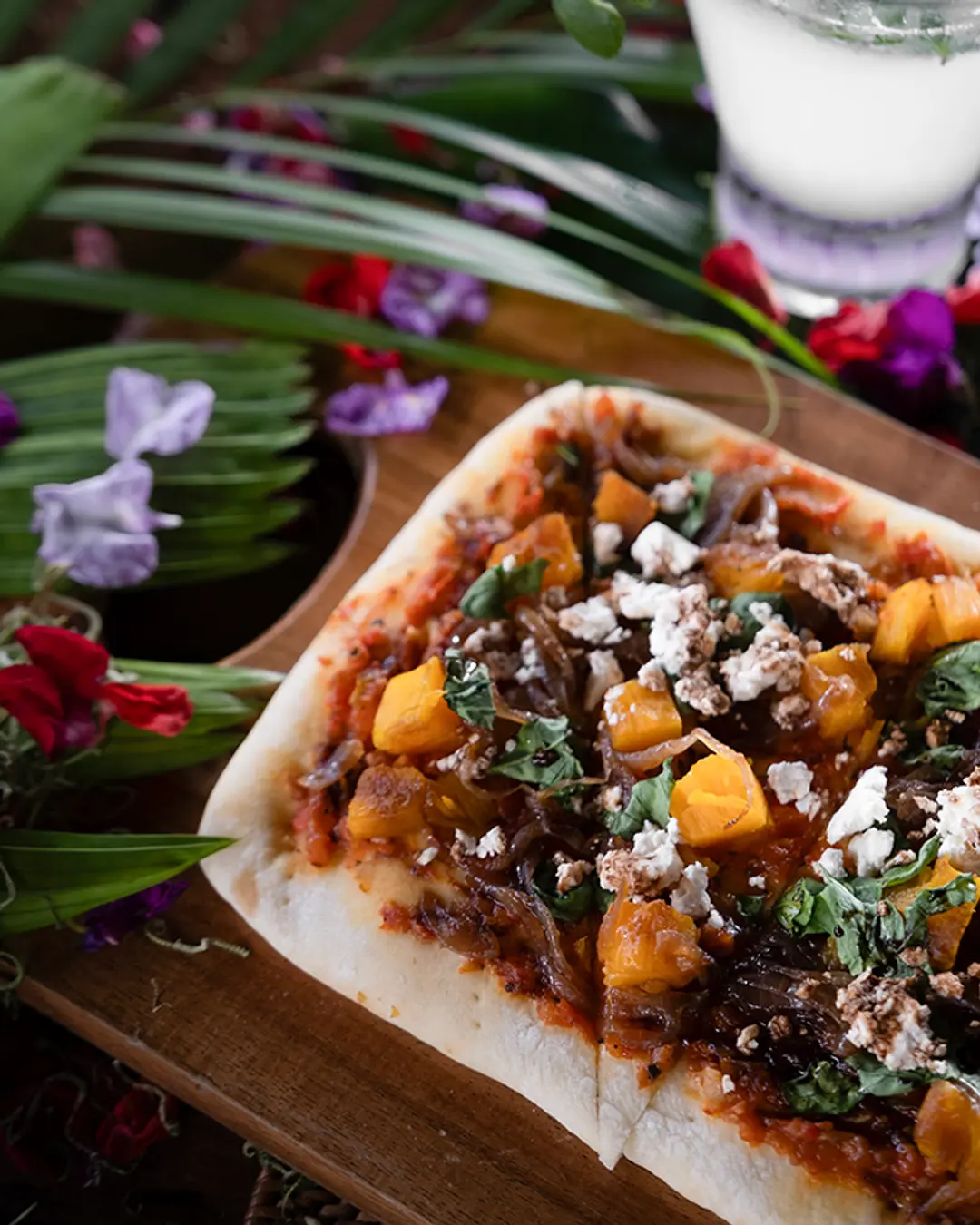 Pizza artisanale photographiée chaude et croustillante, mise en lumière pour éveiller l’appétit et valoriser le savoir-faire culinaire.