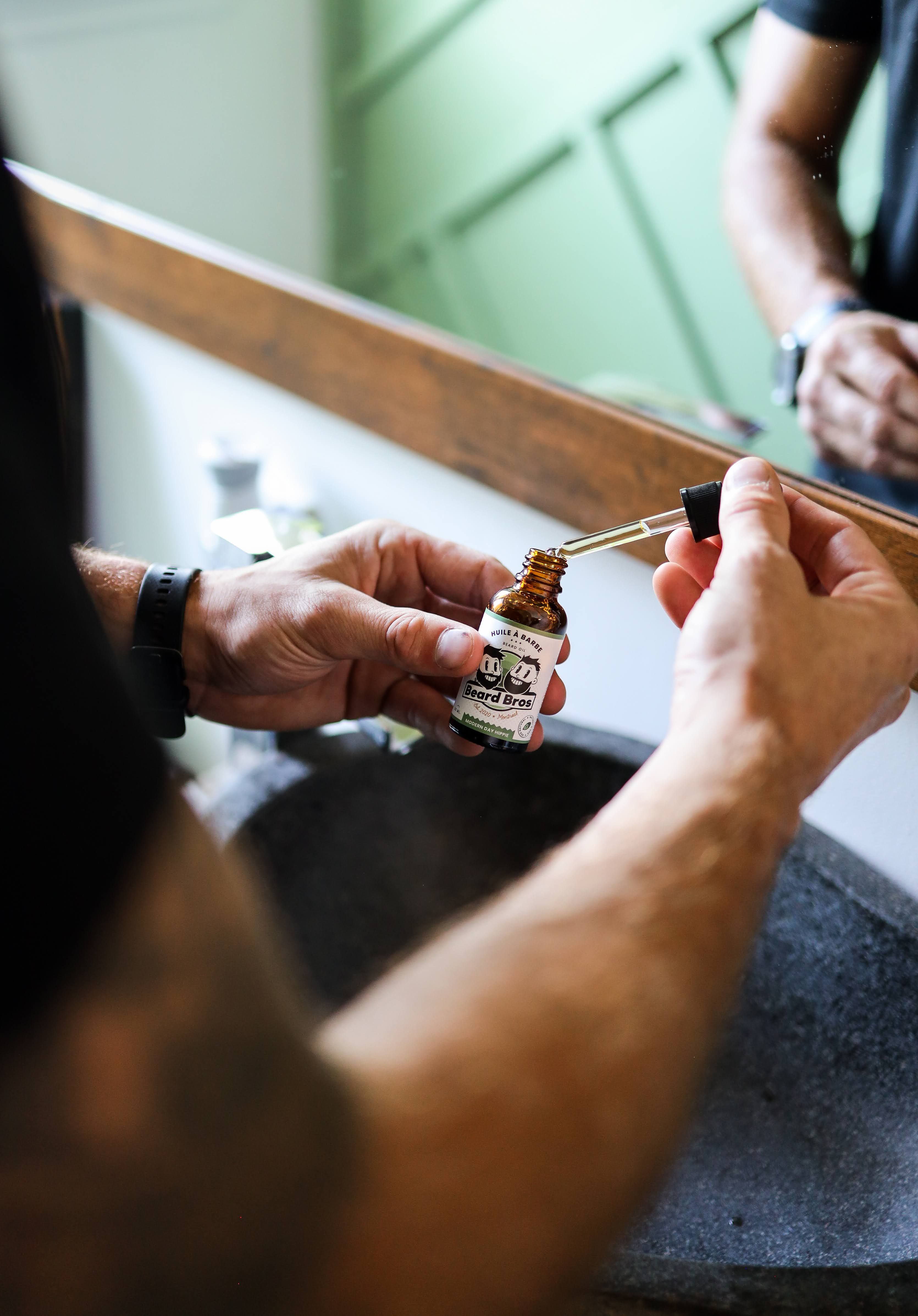 Photographie produit élégante d’une huile de barbe, packshot soigné pour refléter qualité, bien-être et soin masculin.