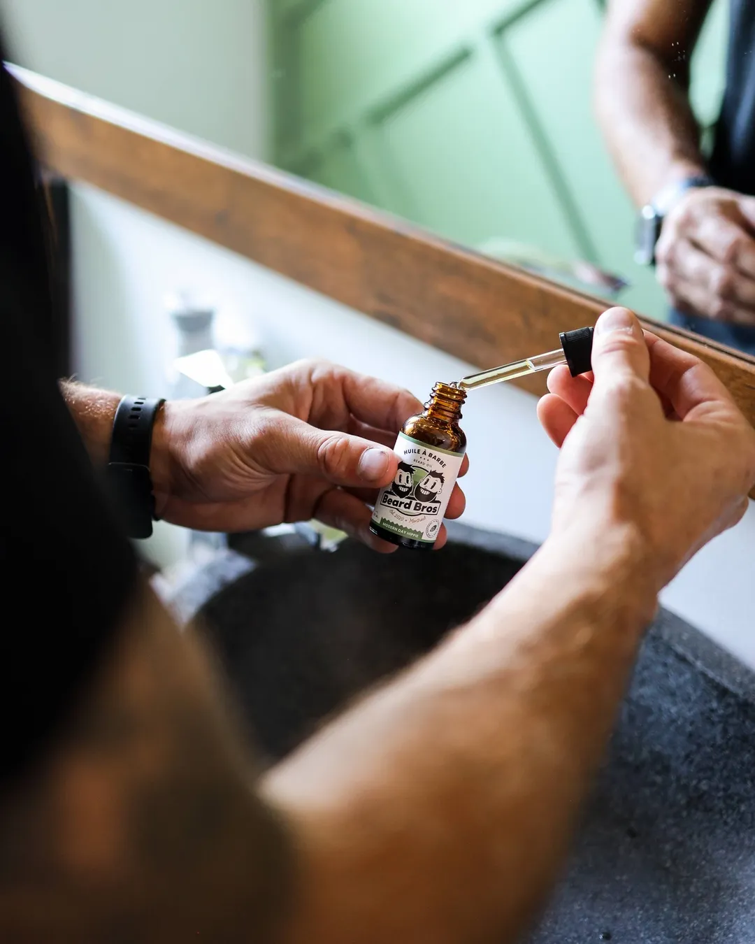Photographie produit élégante d’une huile de barbe, packshot soigné pour refléter qualité, bien-être et soin masculin.