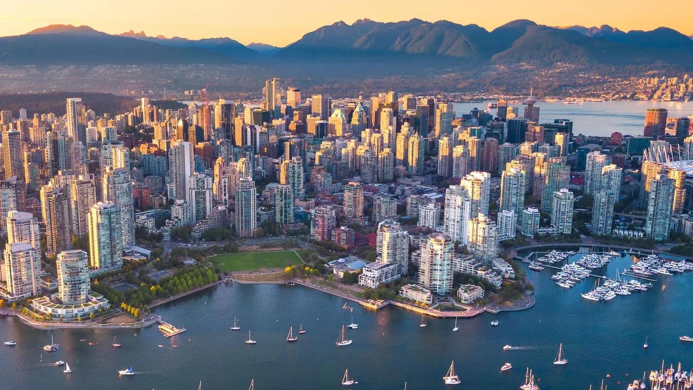 Vancouver ved vandet med bjerge i baggrunden i aftensol