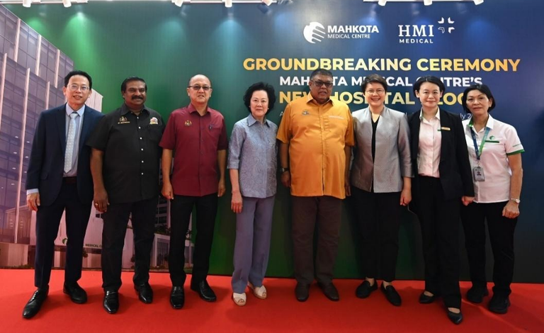 [L-R] Mr Stanley Lam, Country CEO of HMI Malaysia, Honorary Datuk P. Shanmugam A/L V Pitchay, Exco for Youth, Sport and NGO’s Development, Honourable Datuk Ngwe Hee Sem, Exco for Health, Human Resources and Unity, Dr Gan See Khem, Executive Chairman and Managing Director of HMI Medical, Datuk Seri Utama Ab Rauf bin Yusoh, Chief Minister of Melaka, Ms Chin Wei Jia, Group CEO of HMI Medical, Ms Teo Chin Yee, Hospital CEO of Mahkota Medical Centre, Ms Sally Tan, Senior Vice President, Healthcare Services Development, HMI Medical
