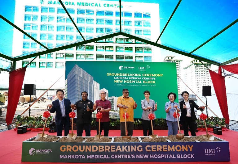 [L-R] Mr Stanley Lam, Country CEO of HMI Malaysia, Honorary Datuk P. Shanmugam A/L V Pitchay, Exco for Youth, Sport and NGO’s Development, Honourable Datuk Ngwe Hee Sem, Exco for Health, Human Resources and Unity, Datuk Seri Utama Ab Rauf bin Yusoh, Chief Minister of Melaka, Ms Chin Wei Jia, Group CEO of HMI Medical, Dr Gan See Khem, Executive Chairman and Managing Director of HMI Medical, Ms Teo Chin Yee, Hospital CEO of Mahkota Medical Centre