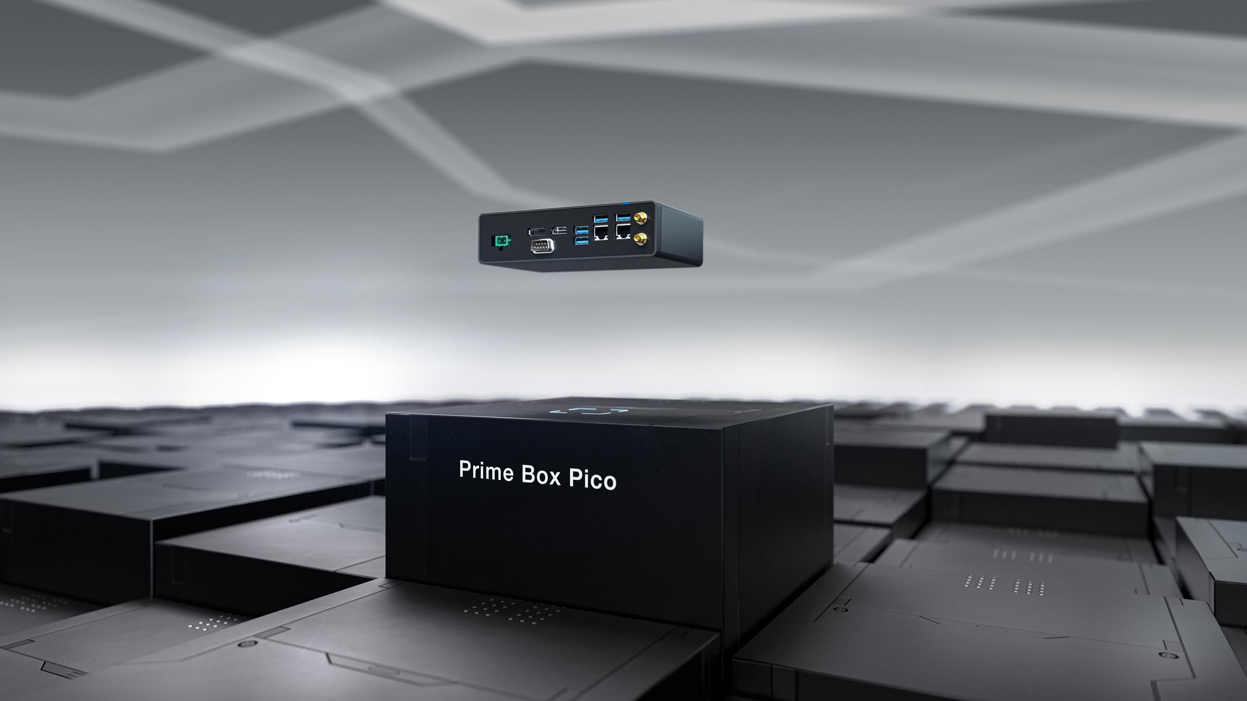 Zu sehen ist die Prime Box Pico auf einemdunkelgrauen Sockel. Die Prime Box Pico ist einer der kleinsten Box-PCs im industriellen Umfeld