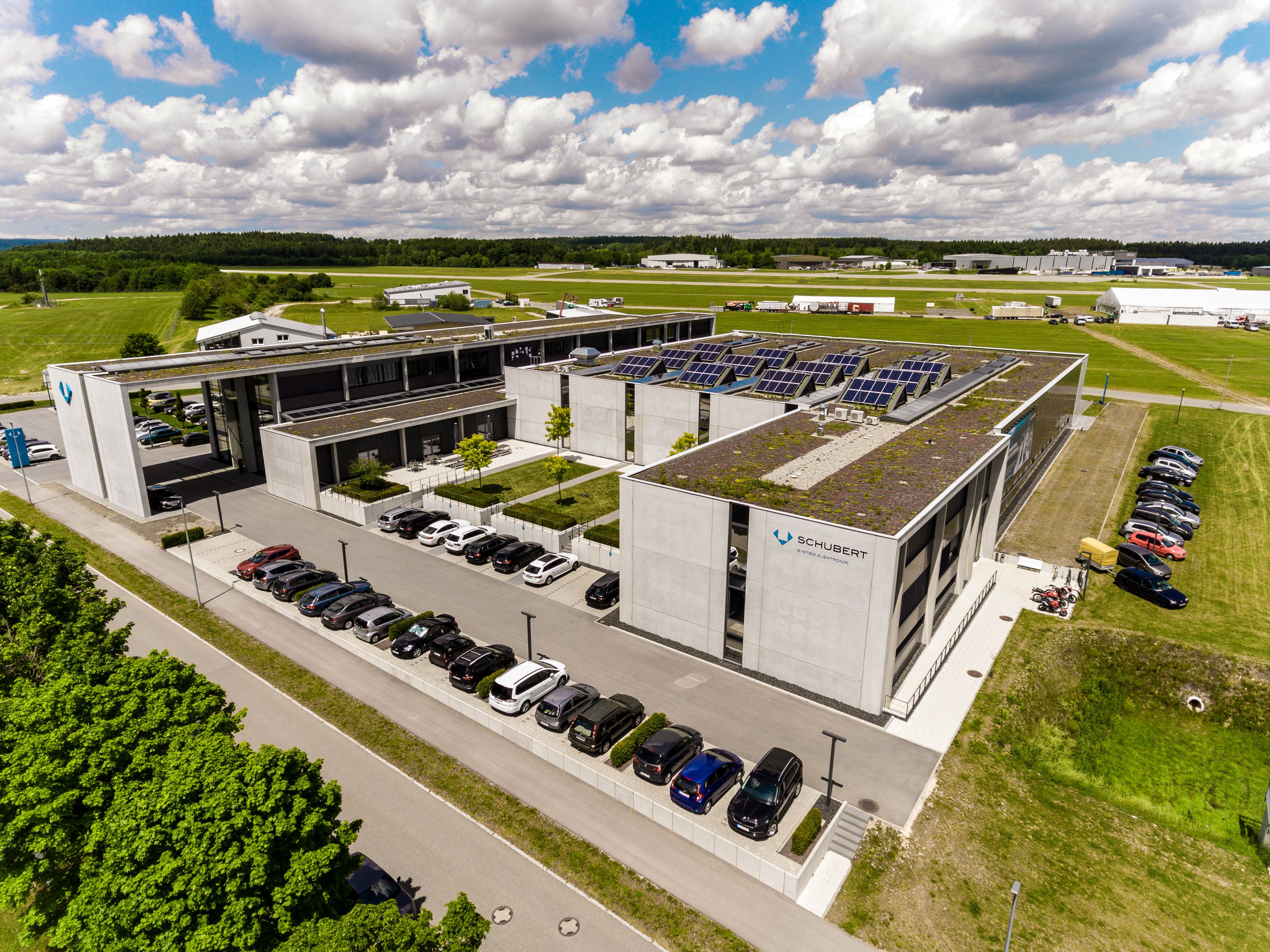 Zu sehen ist das Firmengebäude der Schubert System Elektronik schräg oben aus der Luft.