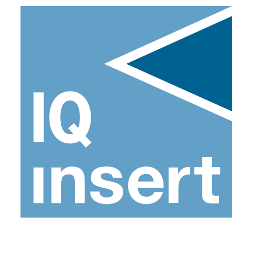 IQ Insert Logo hellblau und dunkelblaue Fläche mit weisser Schrift