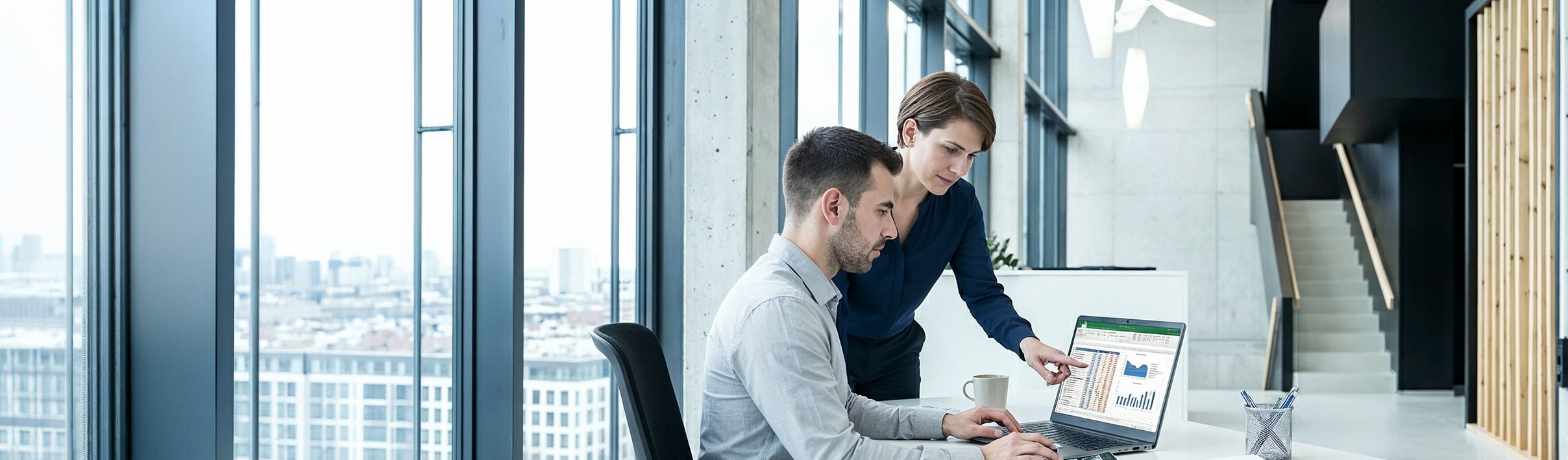 Zwei Kollegen am Laptop