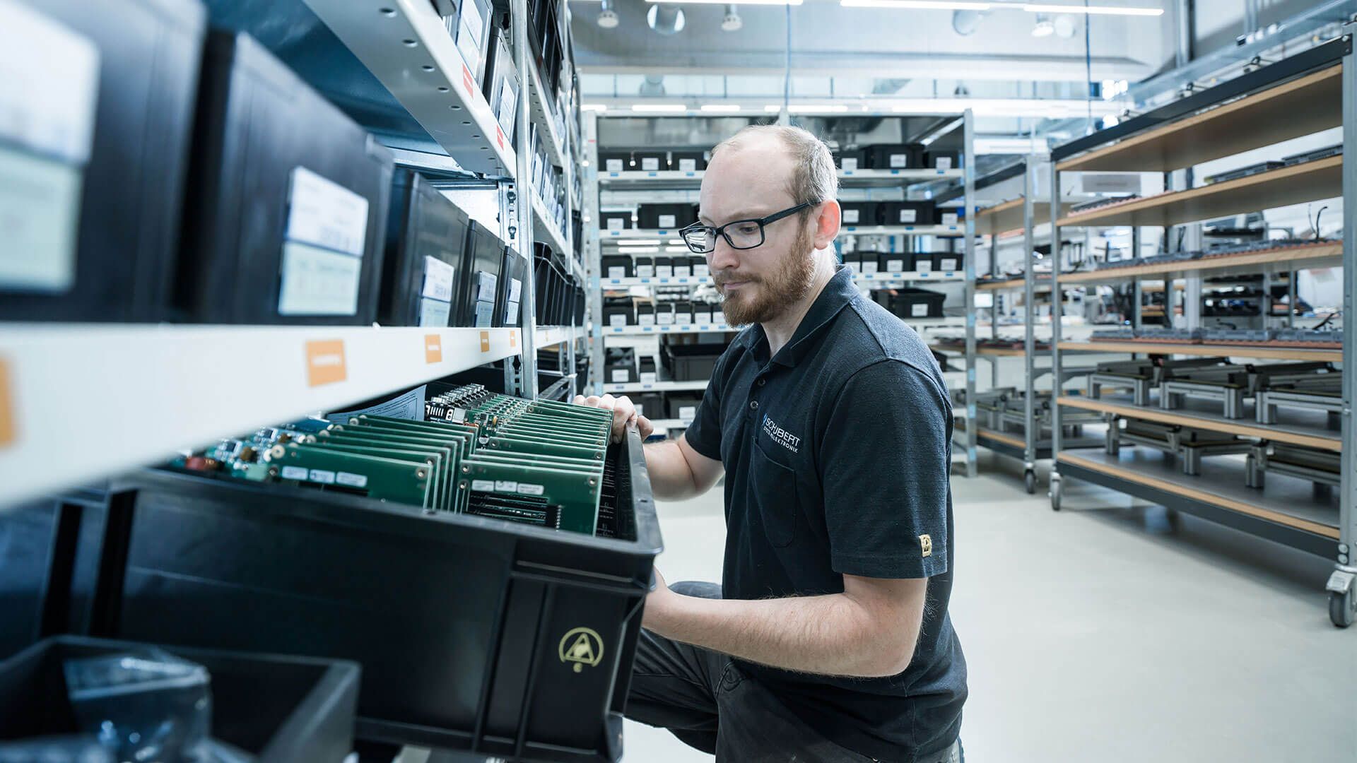 Azubi als Fachkraft für Lagerlogistik bist du bei uns dafür zuständig, Waren der IT und Elektronik anzunehmen, zu erfassen und in unsere Datenbanken zu pflegen.