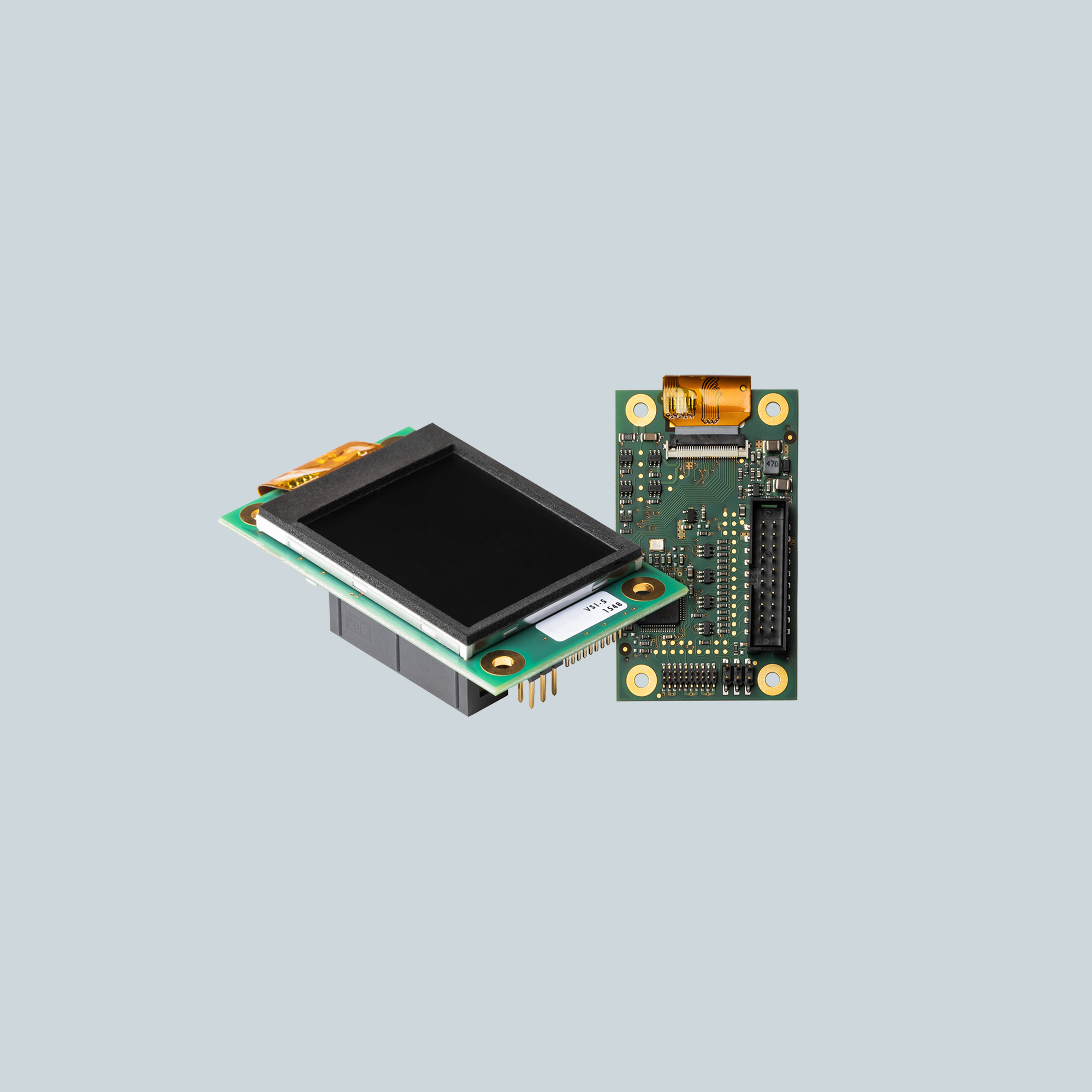 Abgebildet ist das IQ Insert Keyvisual der Schubert System Elektronik. Ein dreieckiger CHIP der für Embedded components steht der von einer Hand gehalten wird.