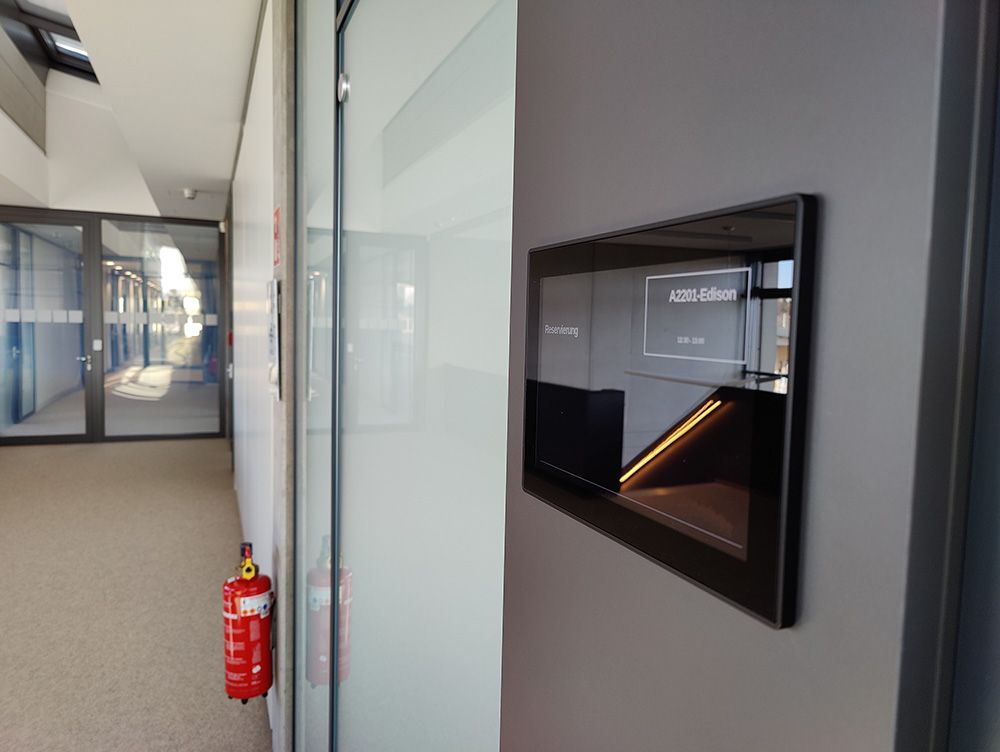 Zu sehen ist ein Panel-IPC als Anbauvariante an einer Maschine. Es sind drei Flächen mit rechts seitlich angeordnet mit den Texten BIOS, Linux und Windows 